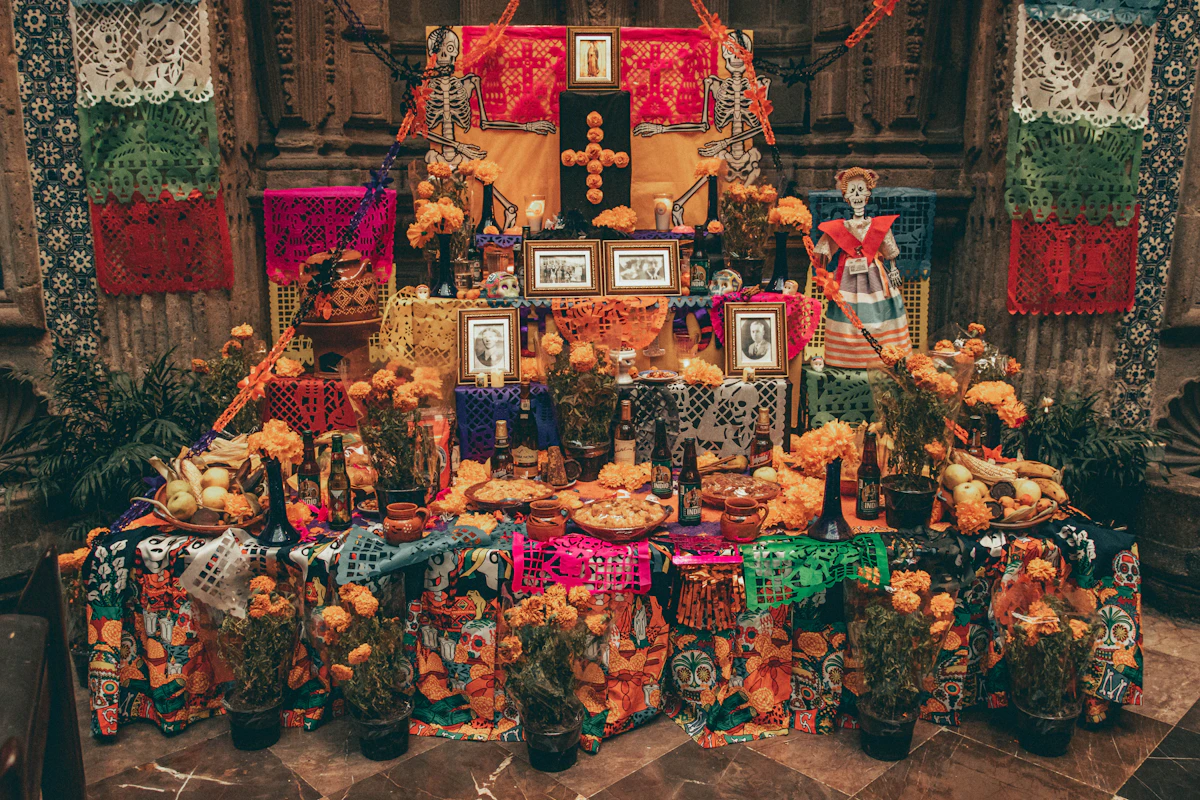 Velas encendidas y flores de cempasúchil sobre un altar tradicional