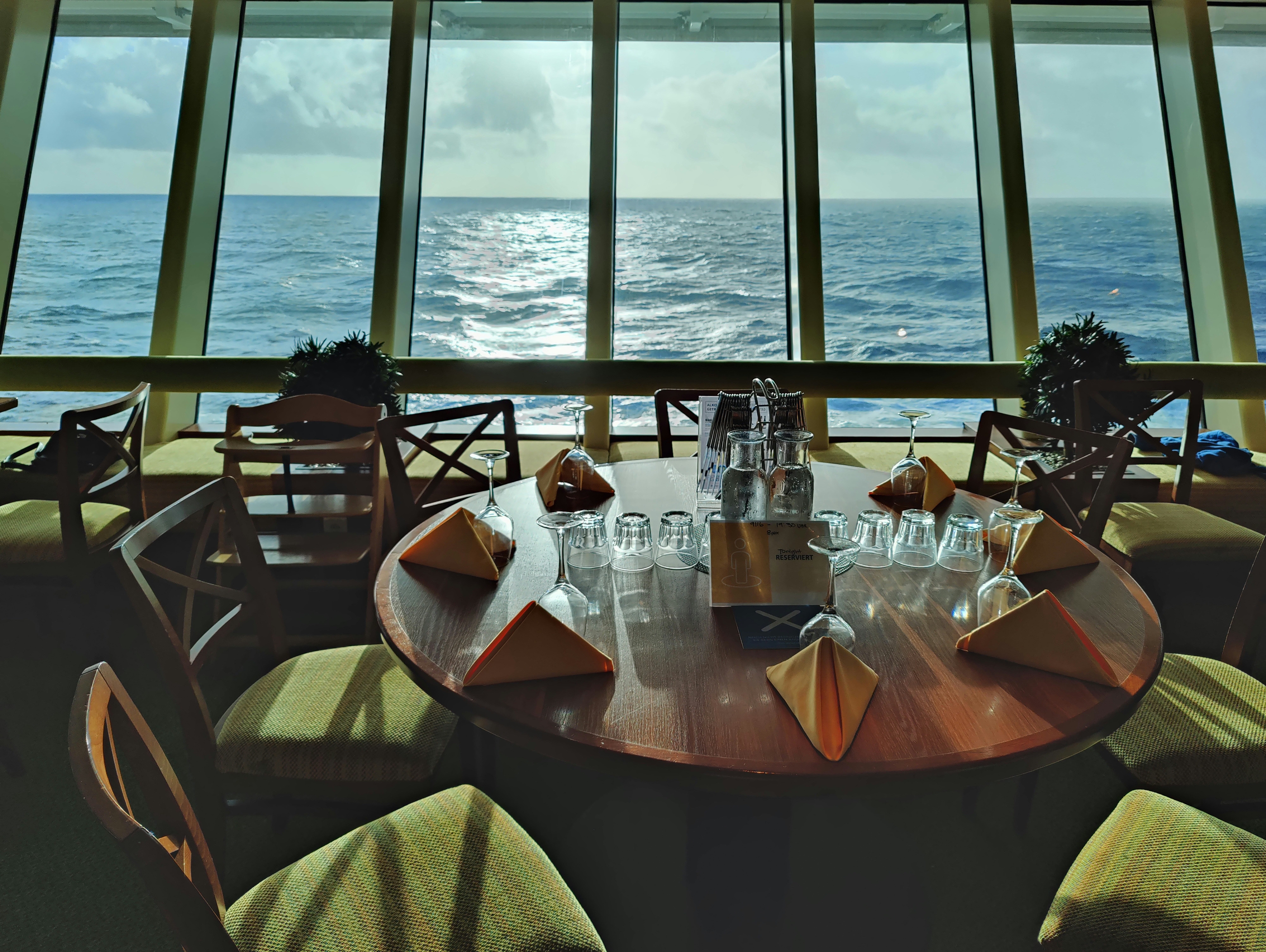 What Are The Dining Options On Caribbean Cruise Ships?