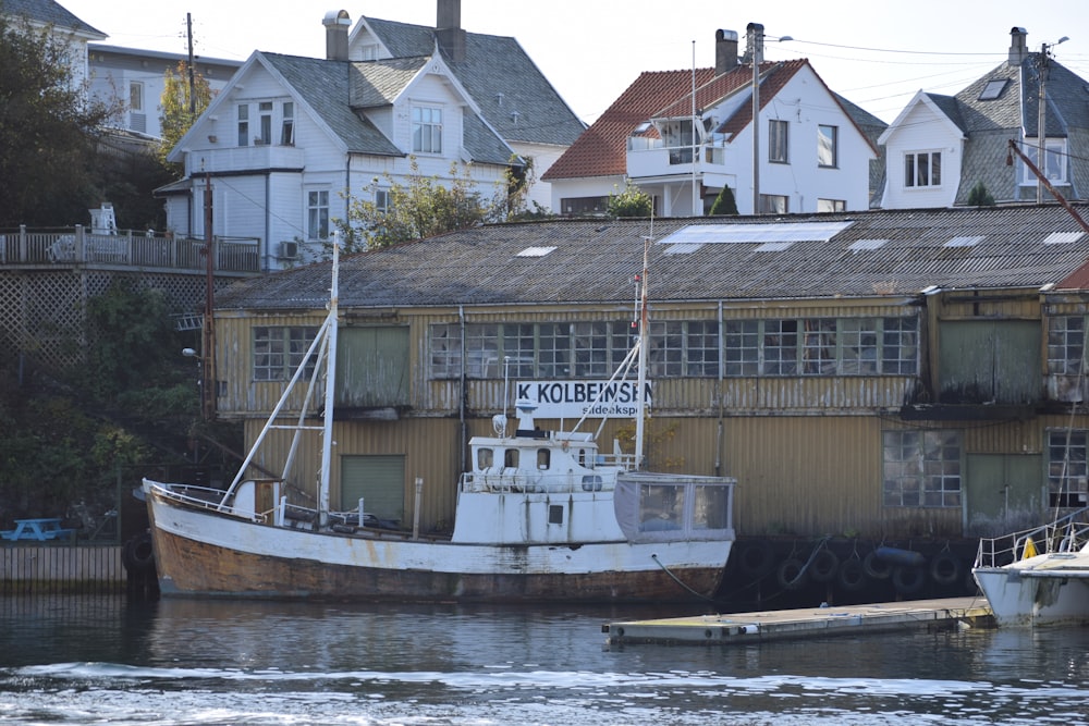 Ein Boot sitzt im Wasser