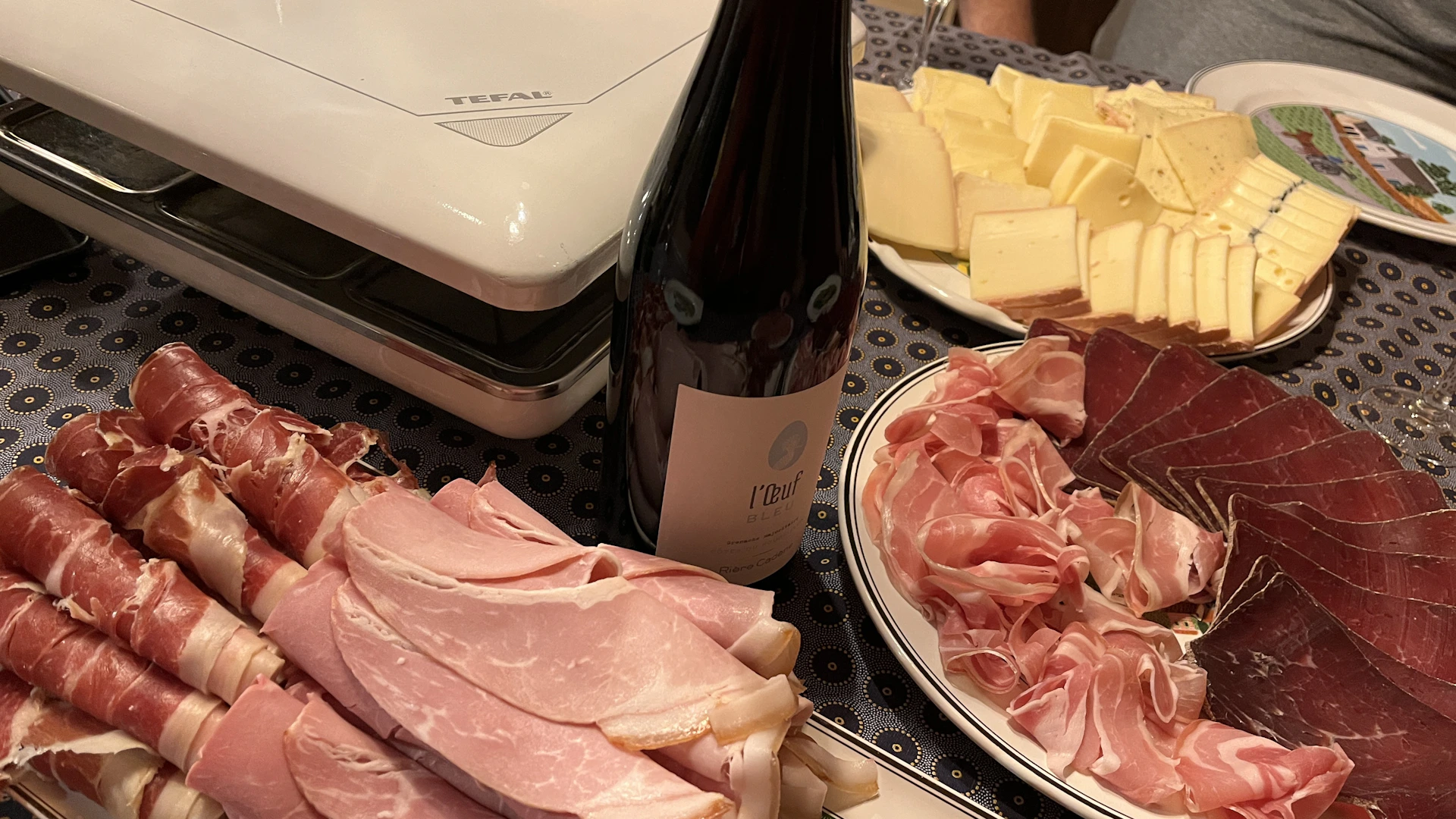 gray computer monitor