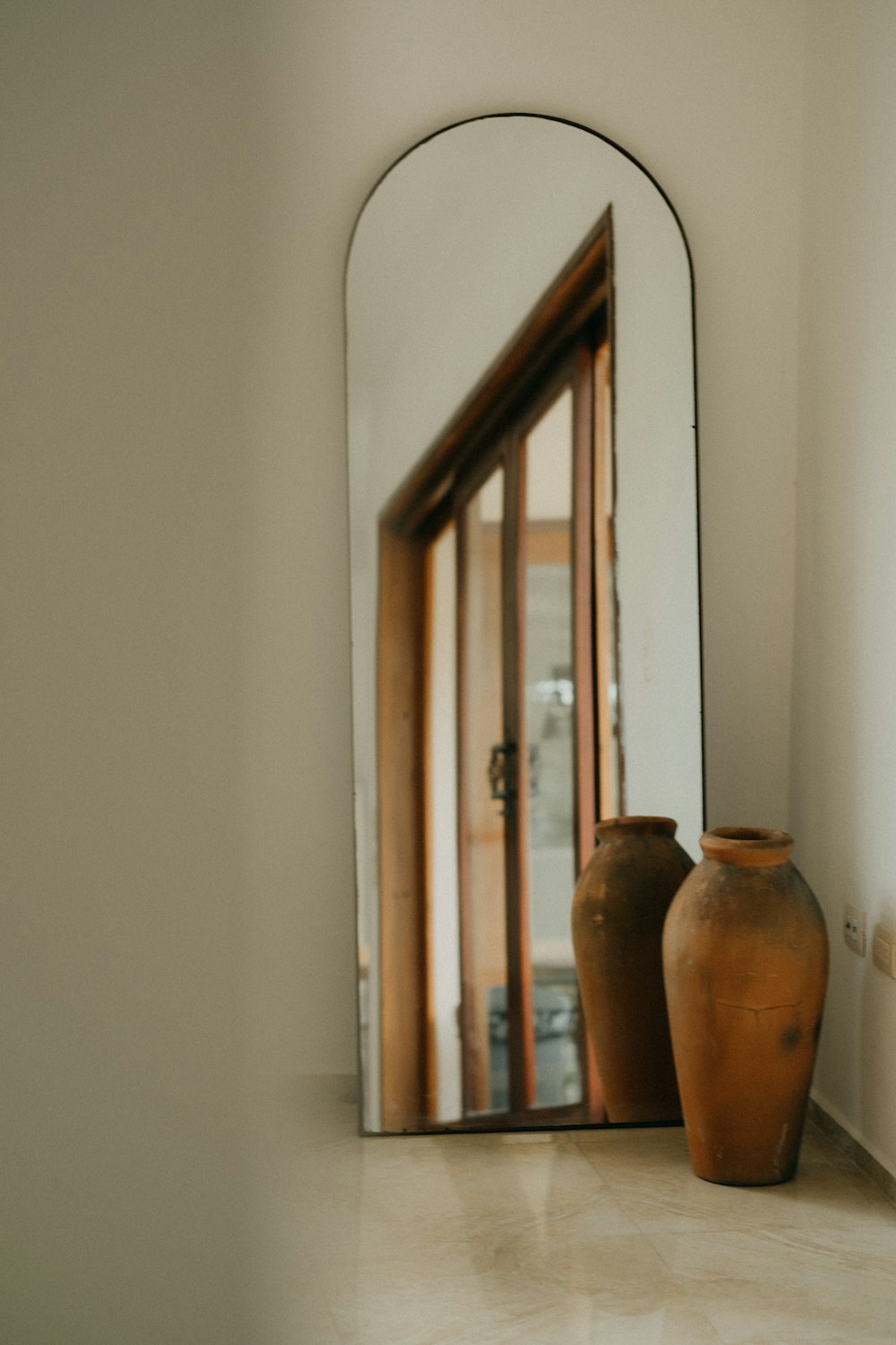 a vase and a mirror in a room