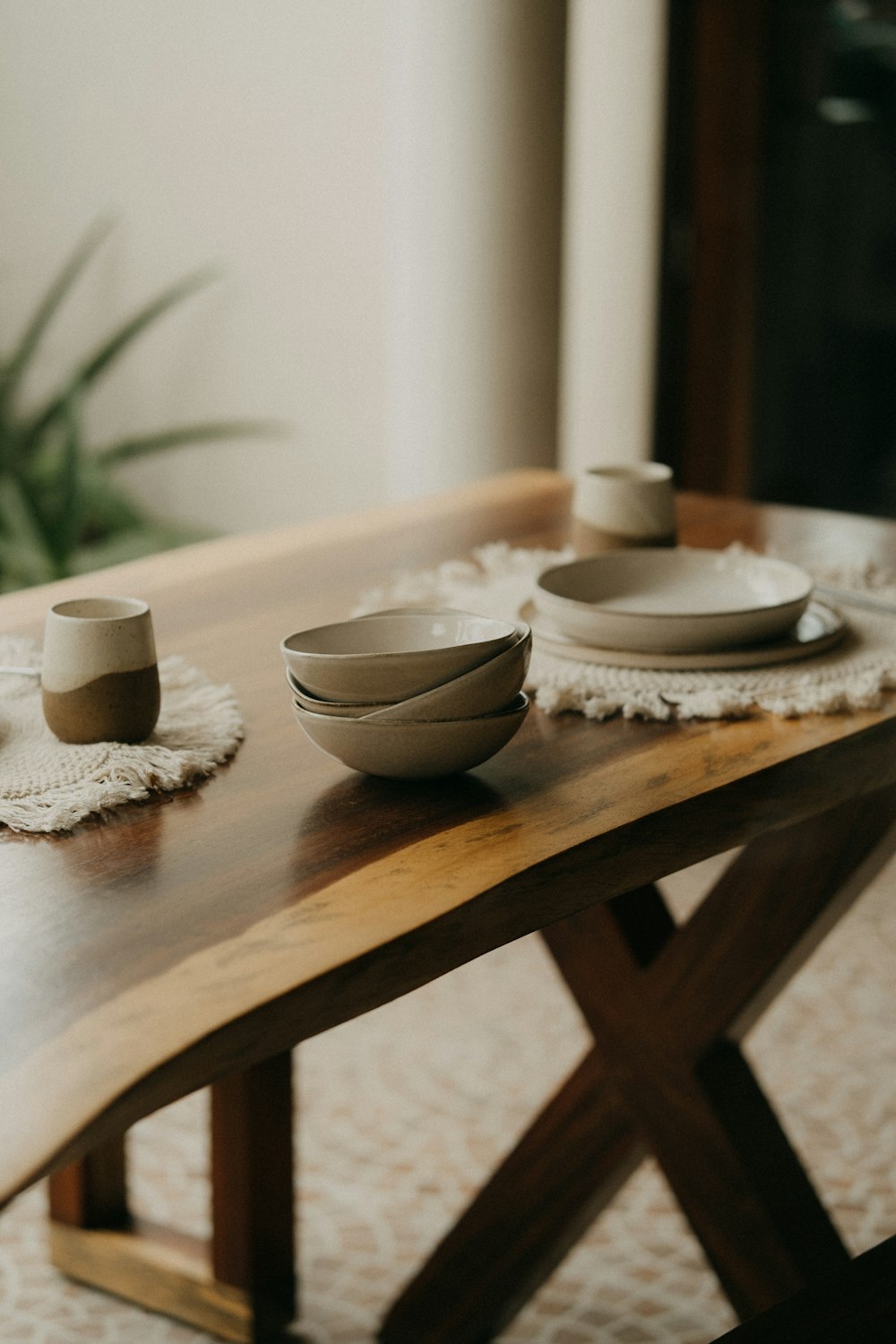 uma mesa com pratos e xícaras sobre ela