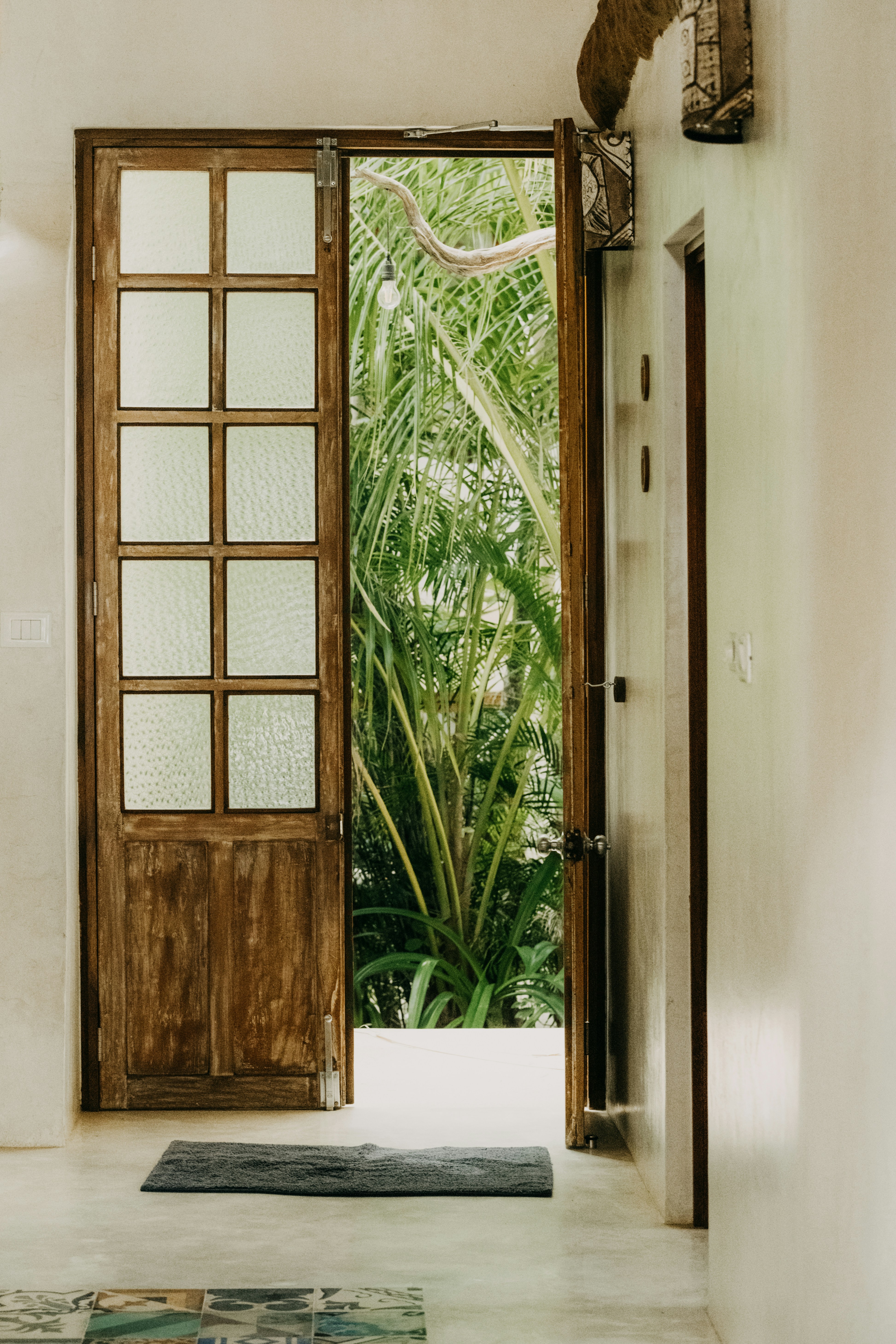 tropical wallpaper mirror, wallpaper, Tropical Vanity Mirror: Affordable Options for Small Spaces 4