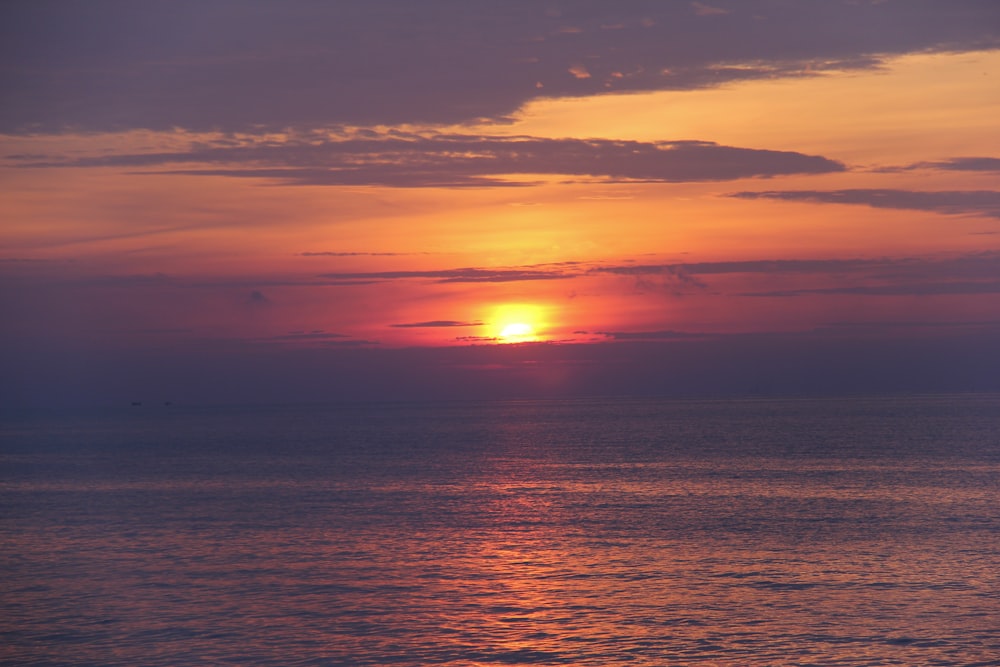 Una puesta de sol sobre un cuerpo de agua