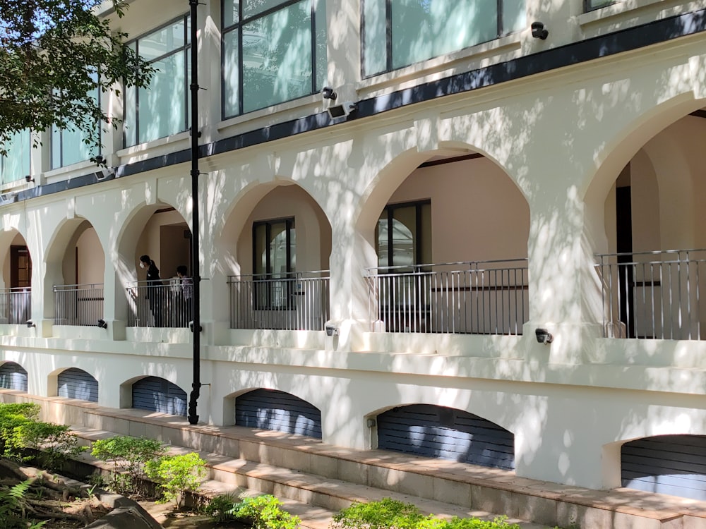 un bâtiment avec une fontaine à l’avant