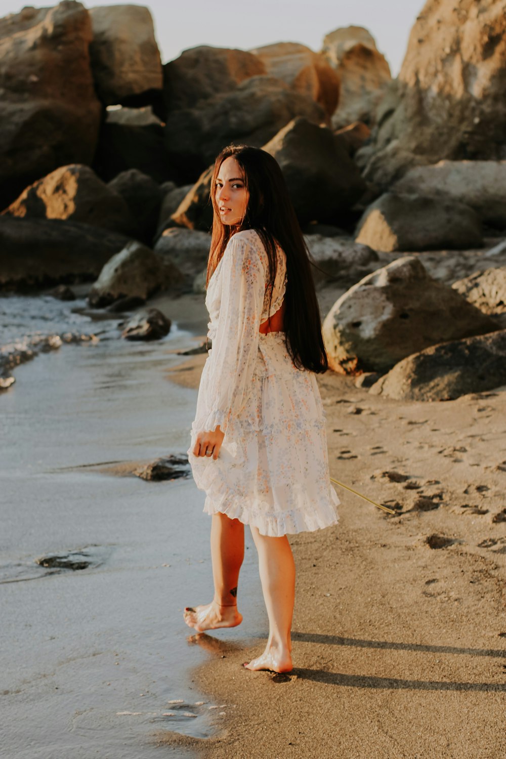 uma pessoa em um vestido em uma praia