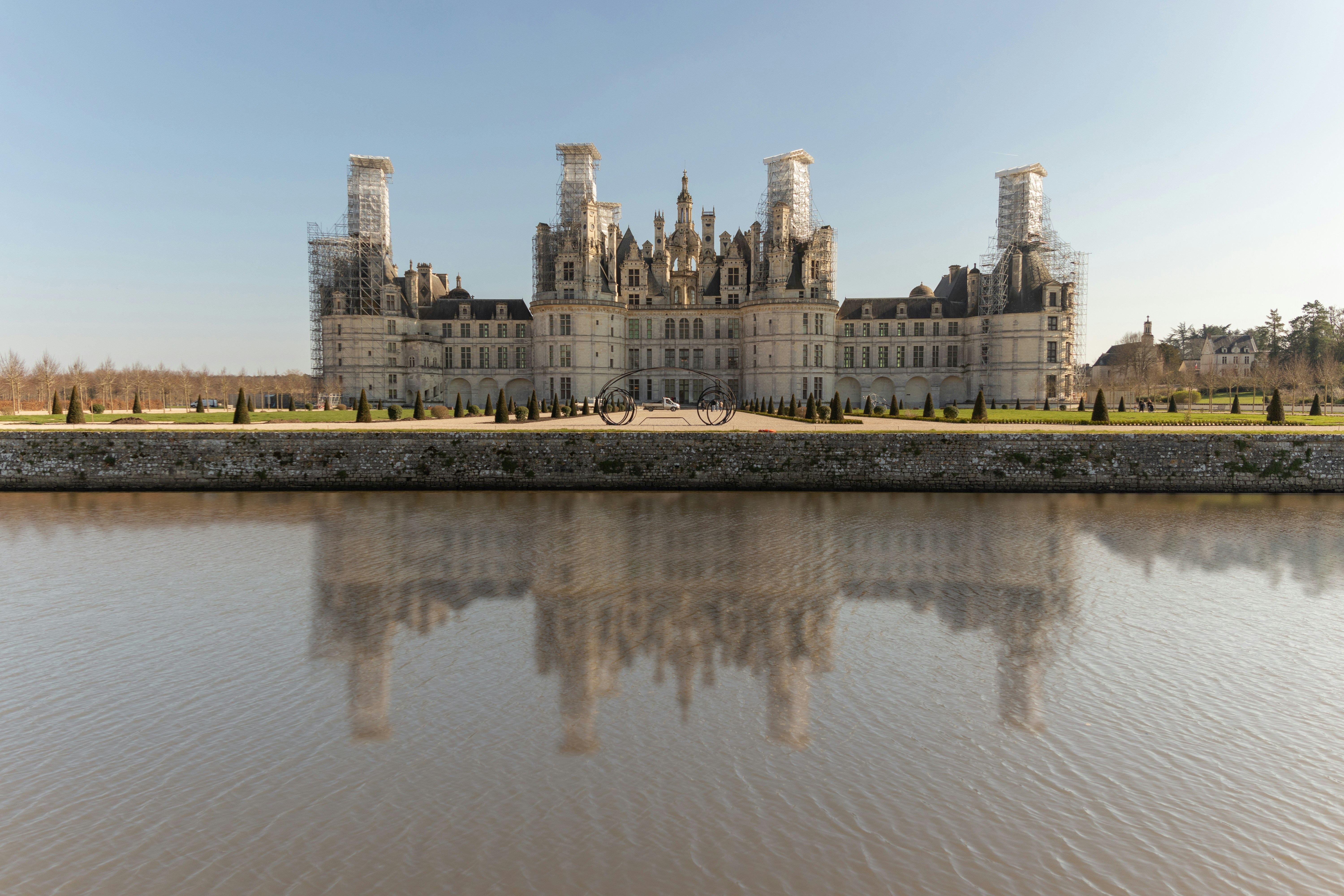 Un castello su una collina da uno specchio d'acqua