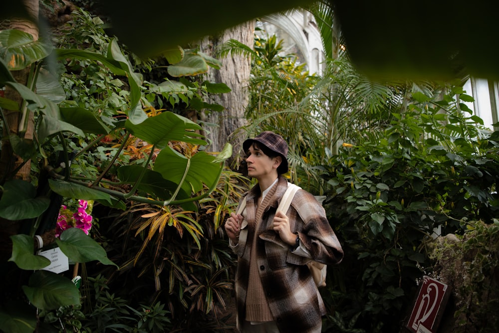 Un homme debout dans un jardin