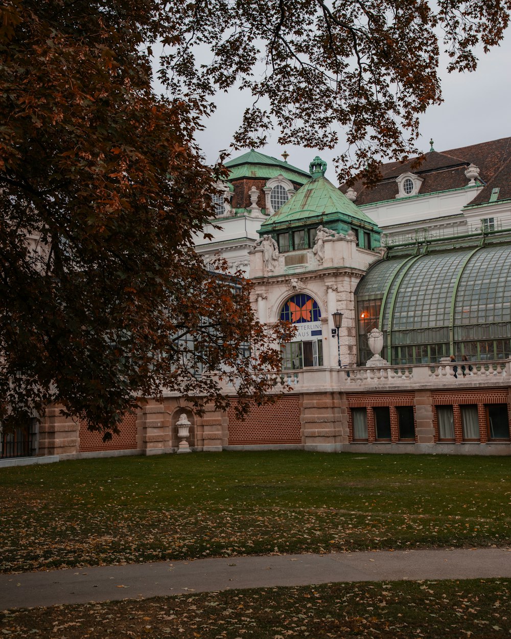 um grande edifício com um relógio sobre ele