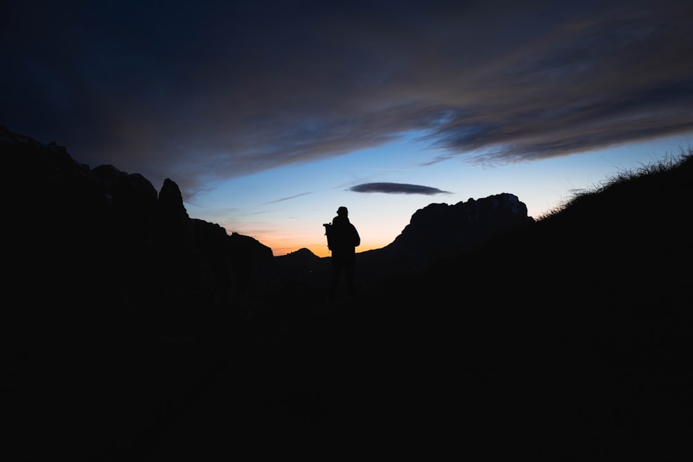 Una persona parada en una montaña