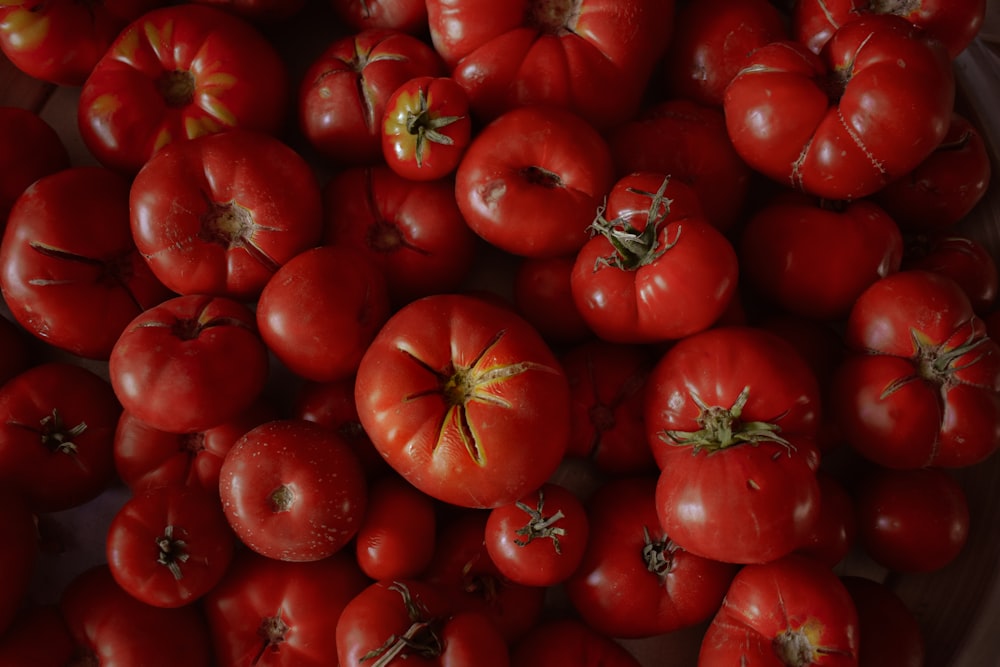 un mucchio di pomodori rossi