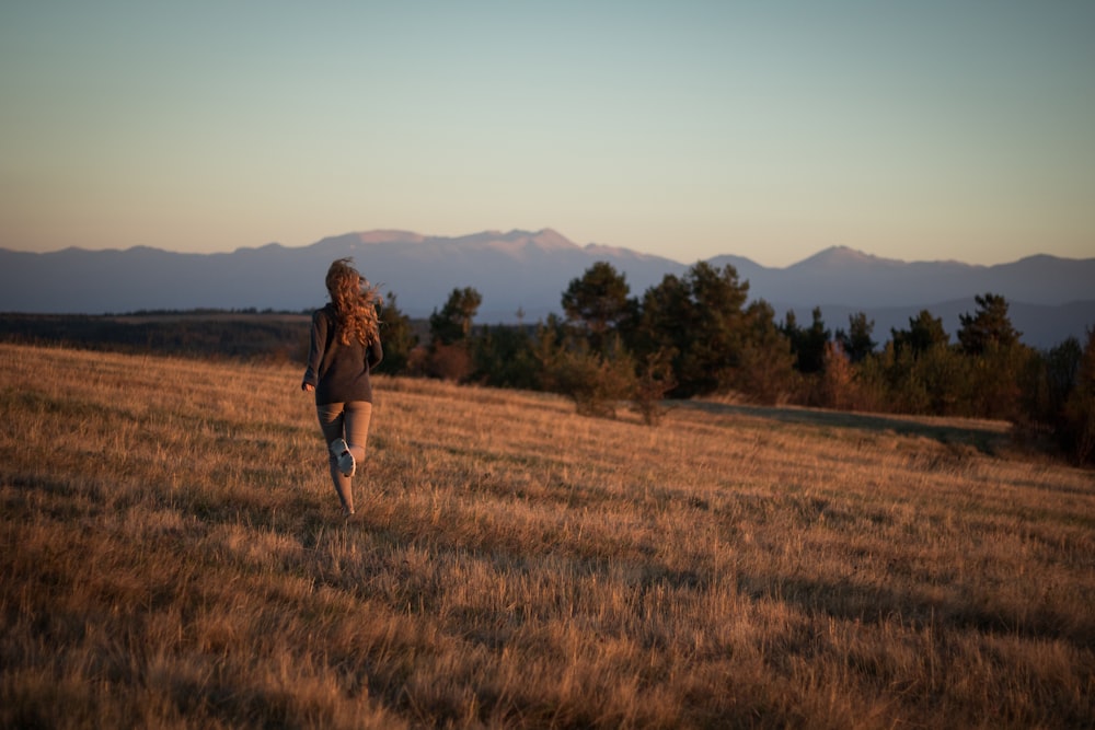 una persona caminando en un campo