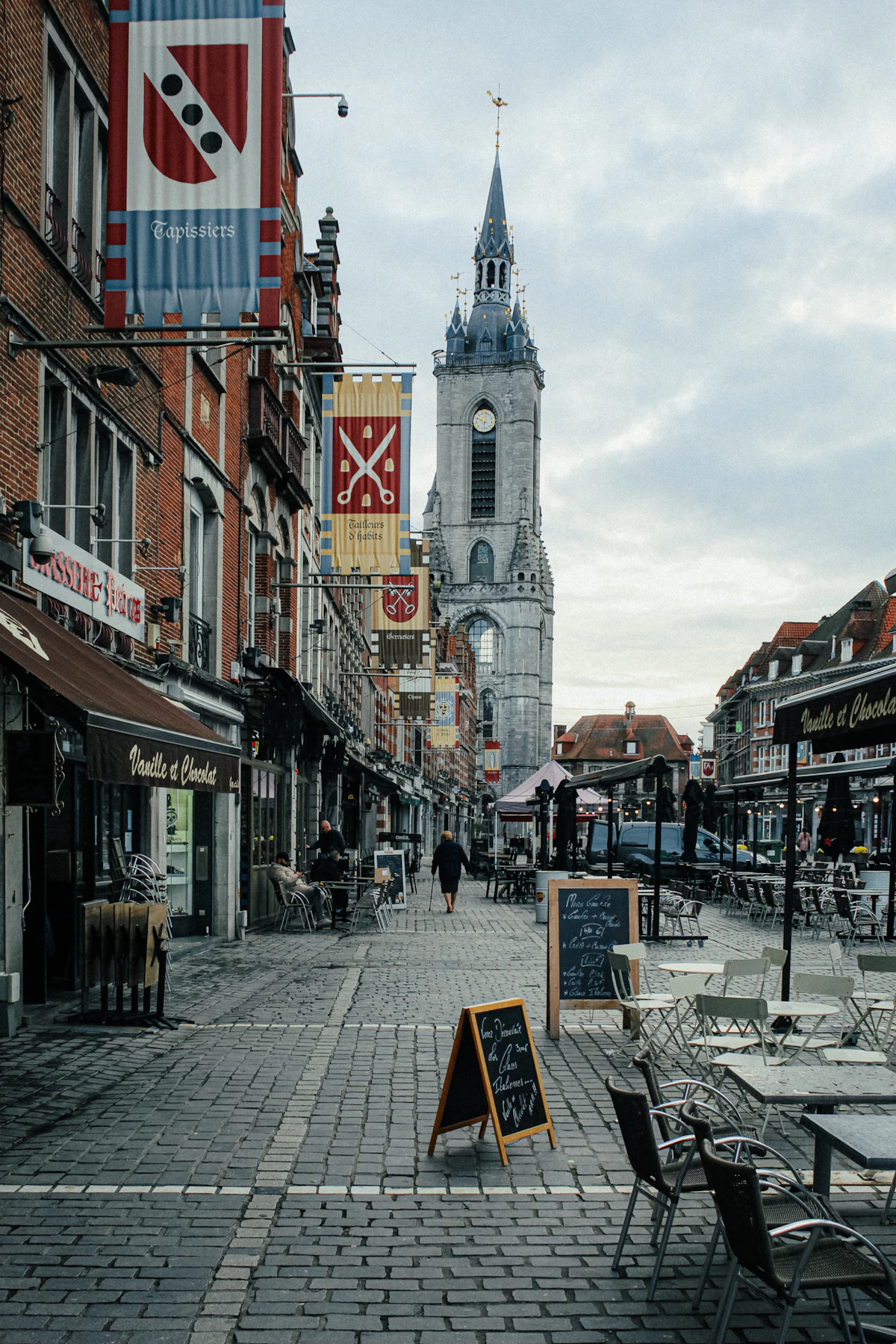 Rue en briques à Tournai avec tables et chaises