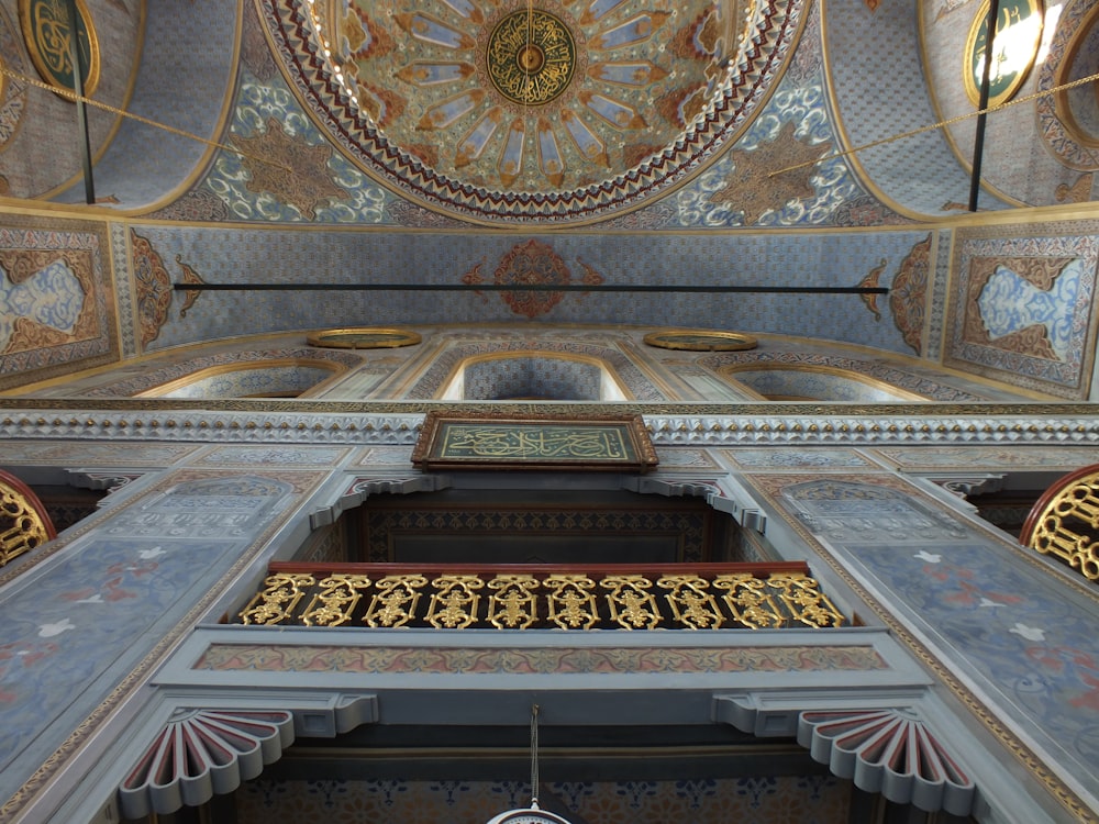 un grand plafond orné avec un grand lustre