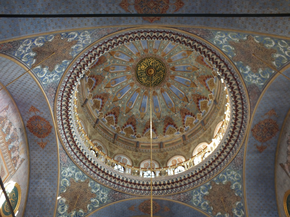 Un plafond en forme de dôme avec un design doré
