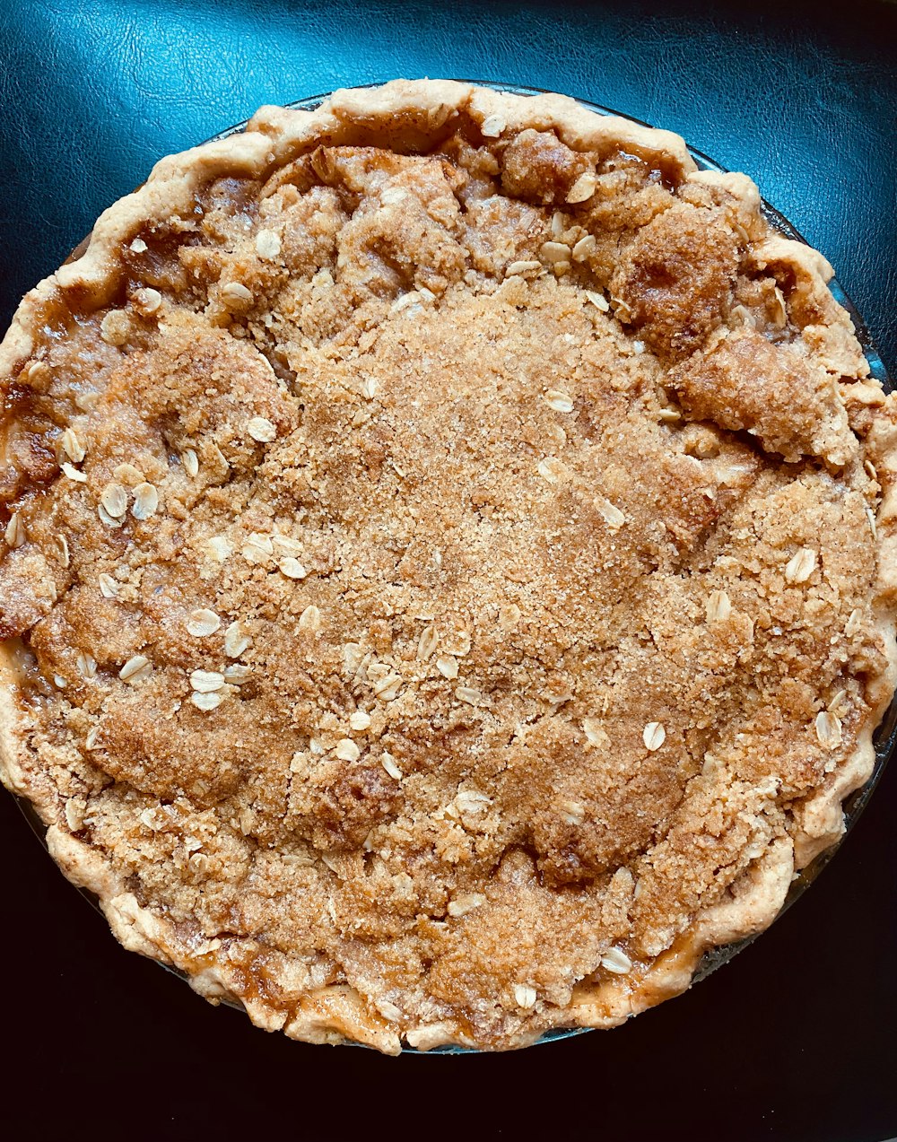 une pâte brune avec de la poudre blanche dessus