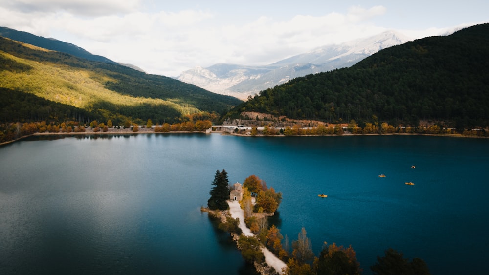 Ein See, umgeben von Bergen und Bäumen