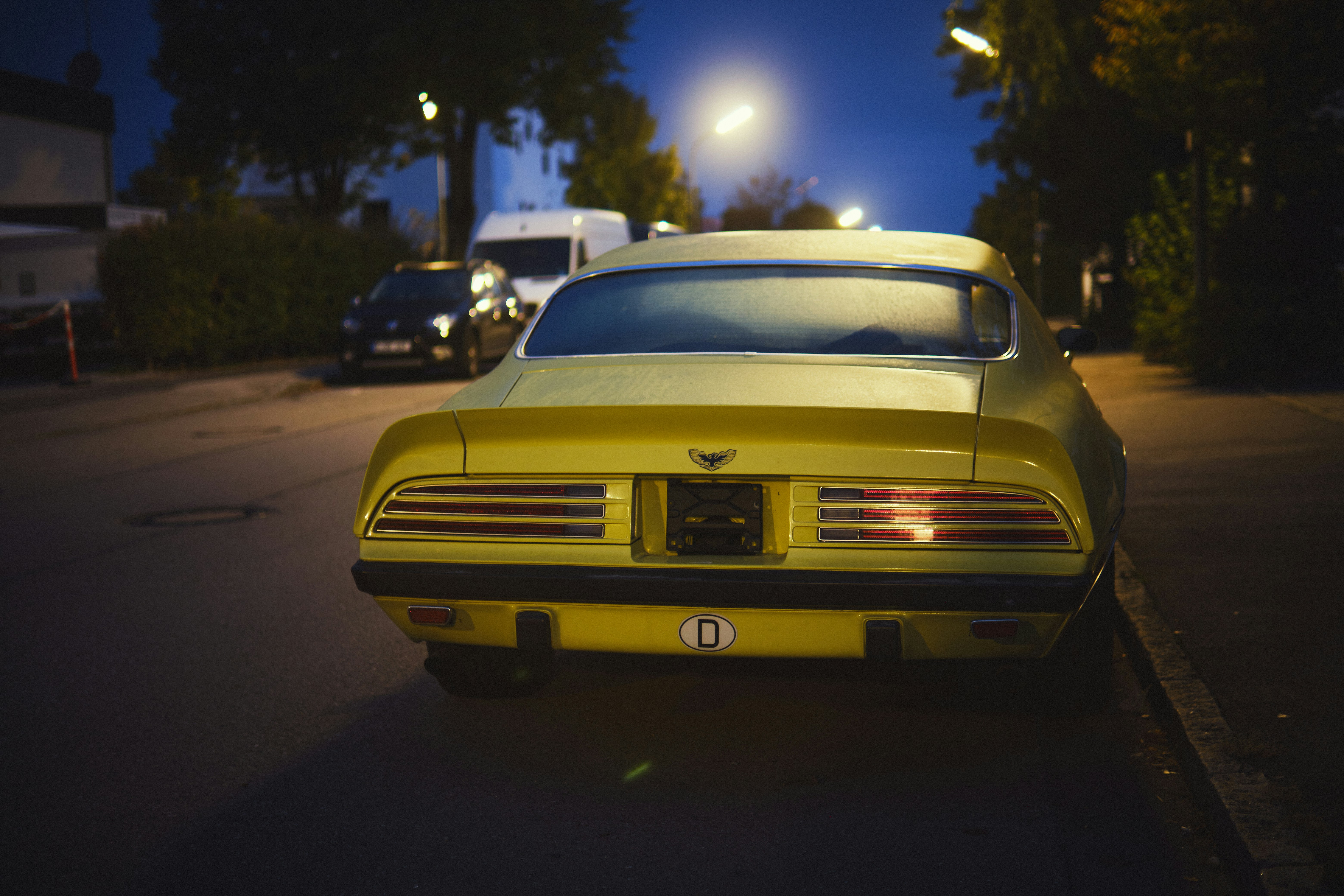 um carro amarelo em uma rua à noite