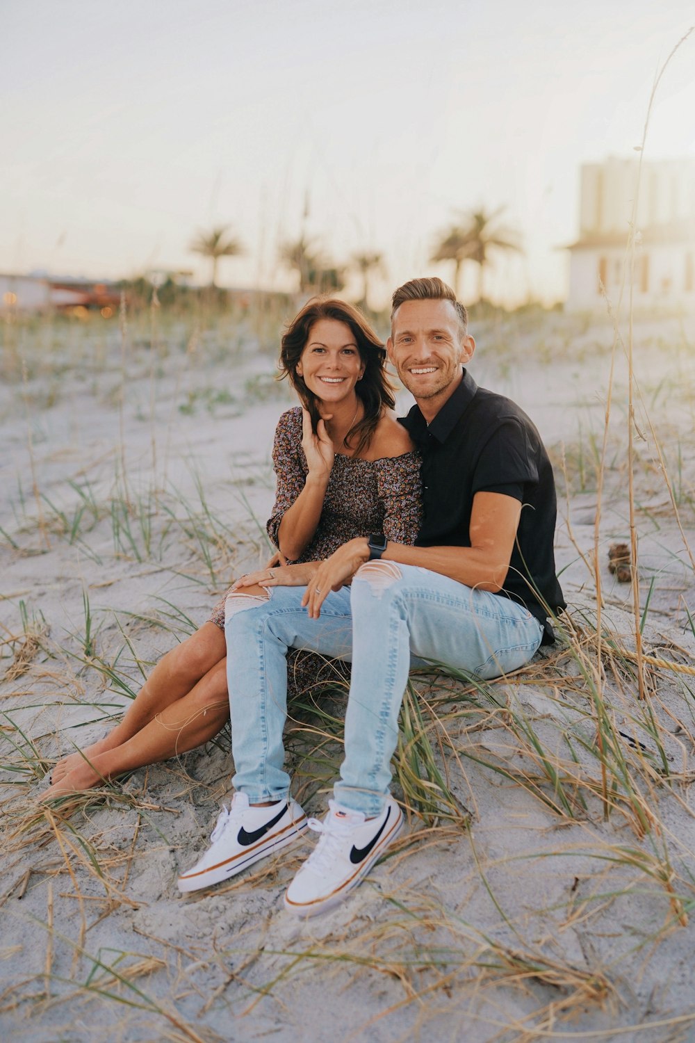 Un uomo e una donna seduti su una spiaggia