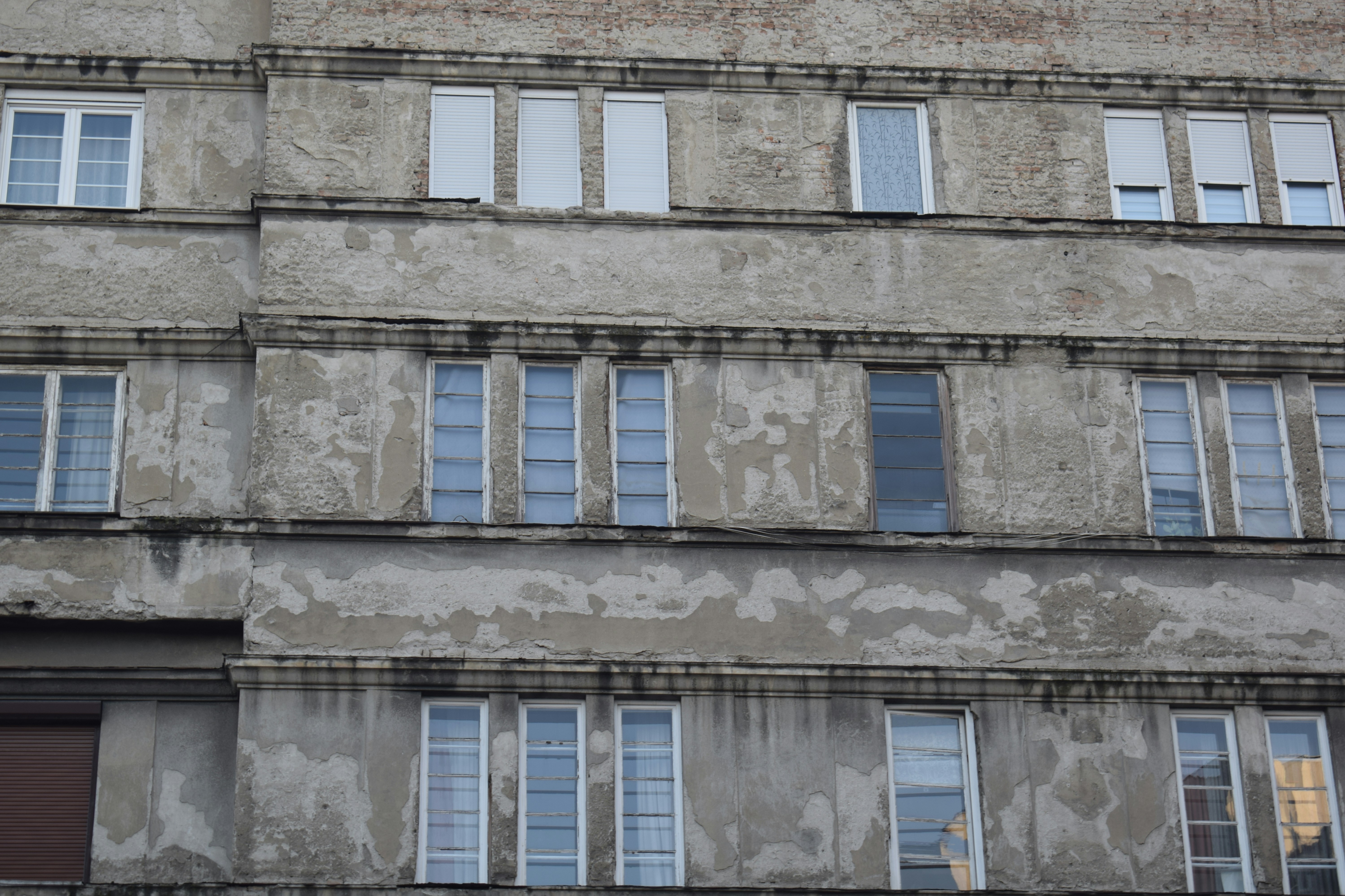 en byggnad med fönster