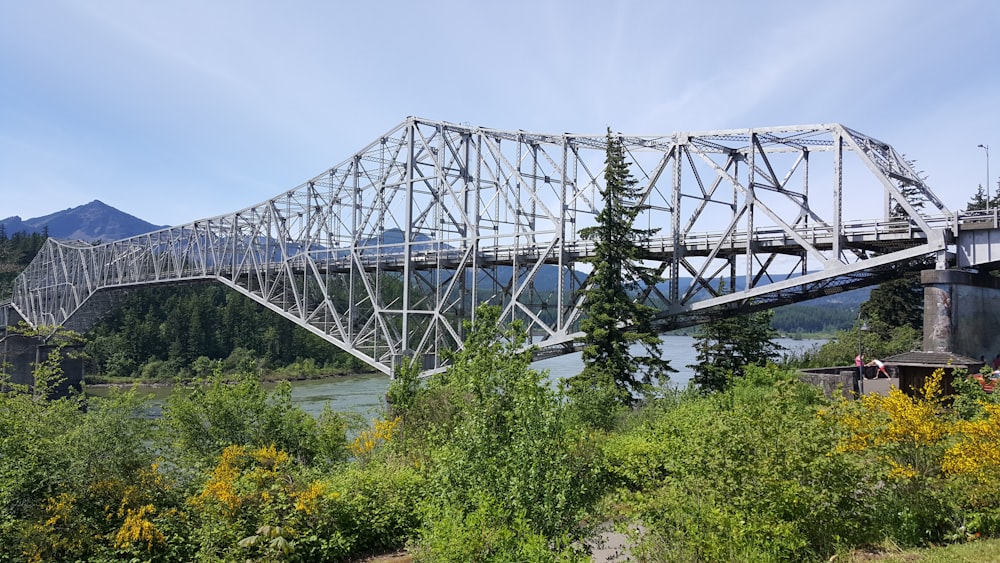 un pont au-dessus d’une rivière