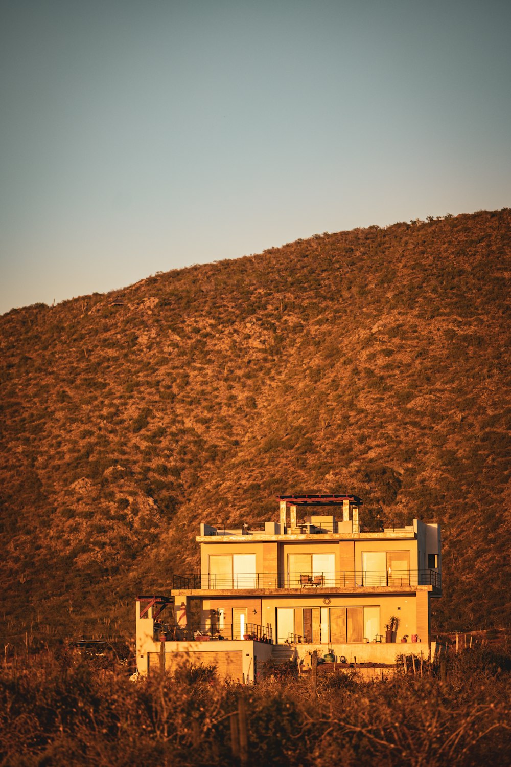 Una casa frente a una montaña