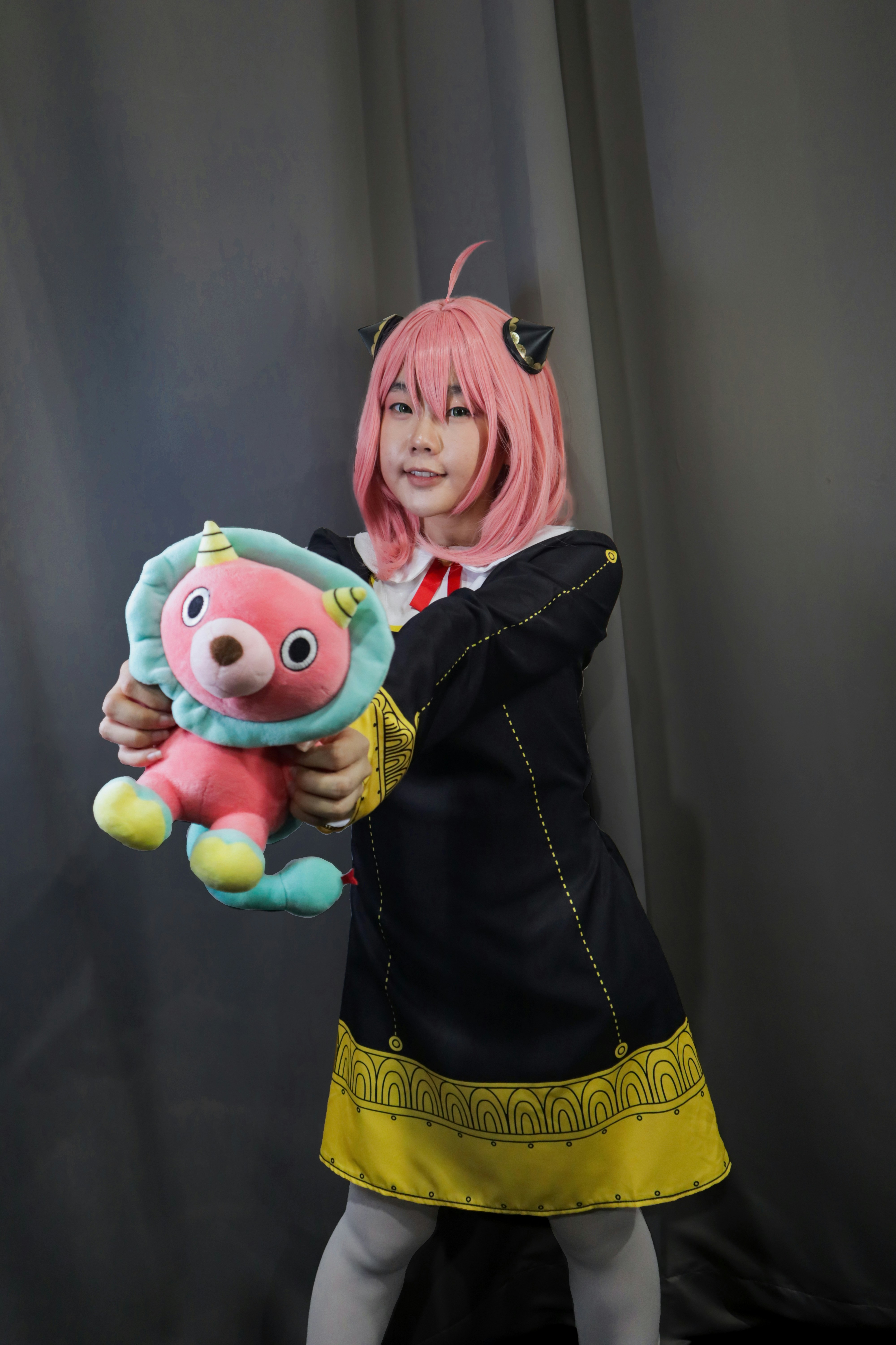 seseorang yang memegang boneka binatang