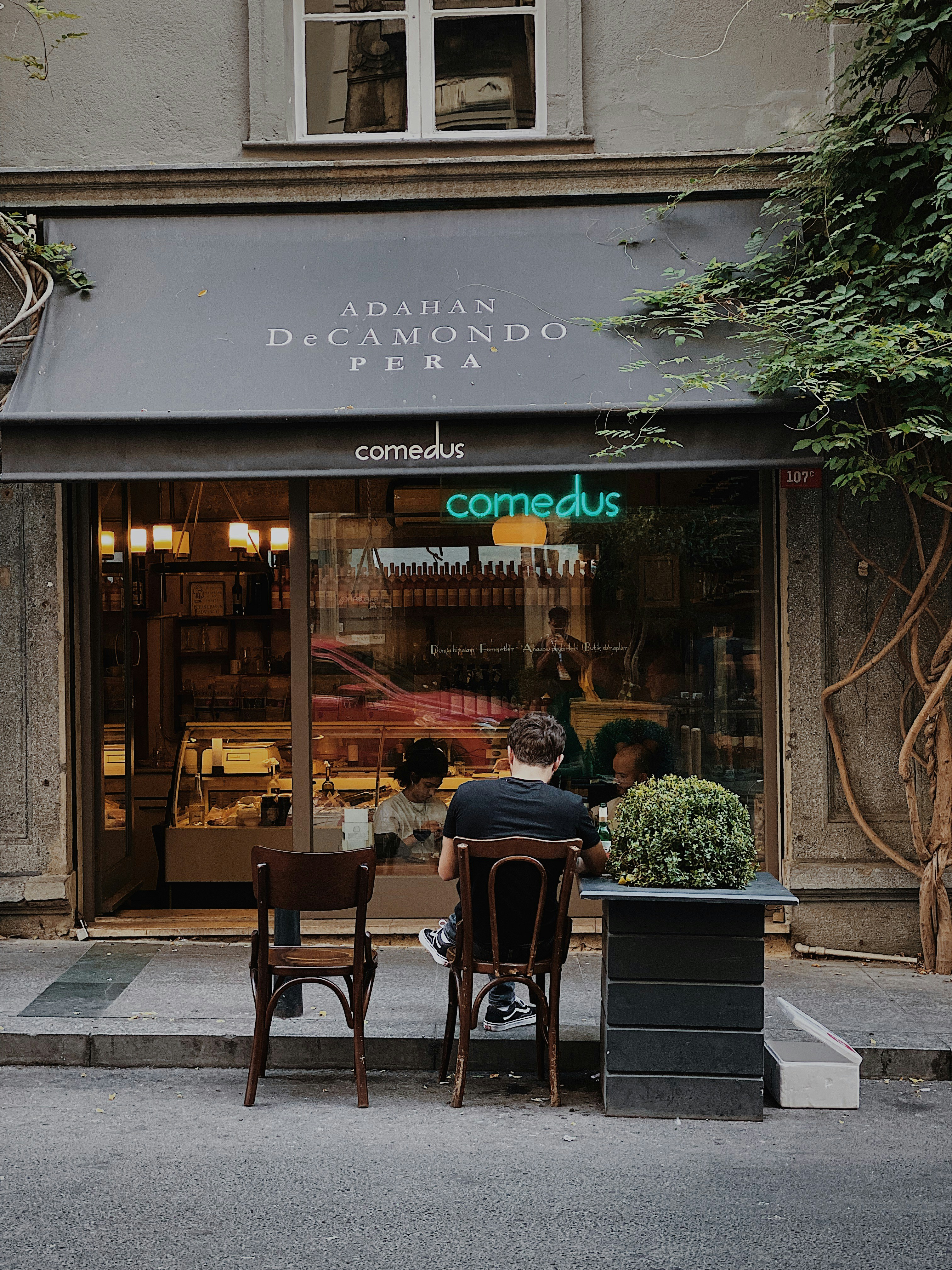 un groupe de personnes assises à l’extérieur d’un restaurant