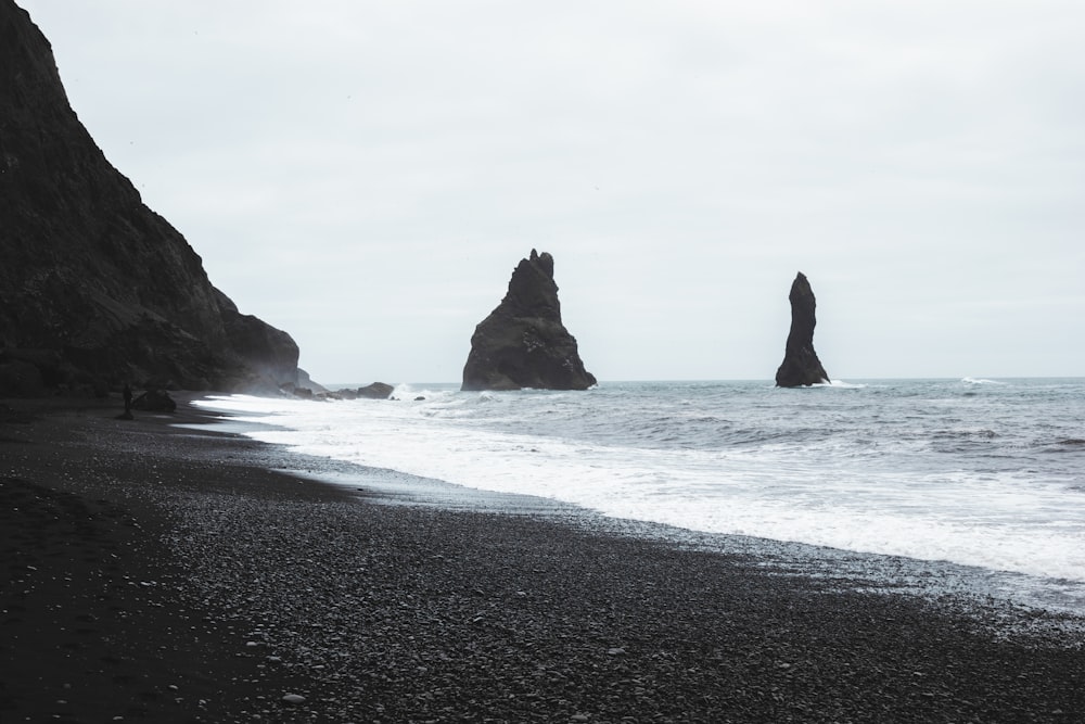 Una playa con grandes rocas