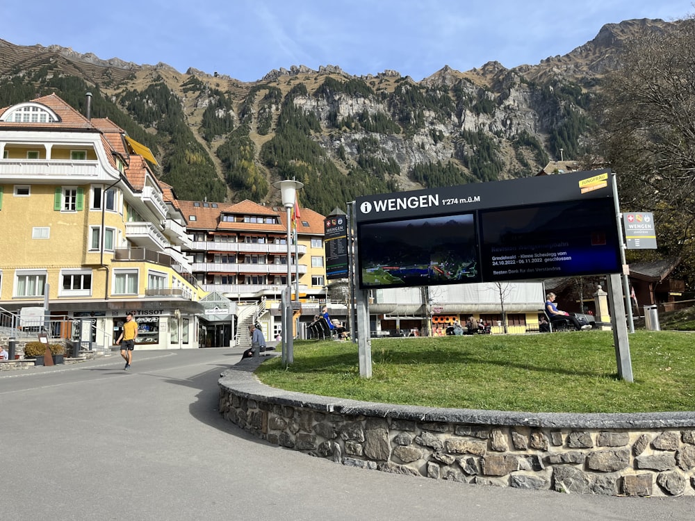 ein Schild auf einer Straße