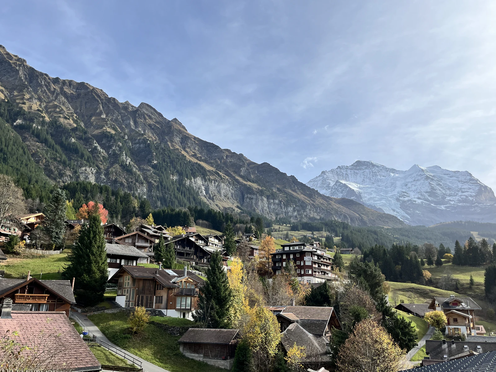 Petite ville au fond d'une vallée entourée de montagnes (photo d'illustration)