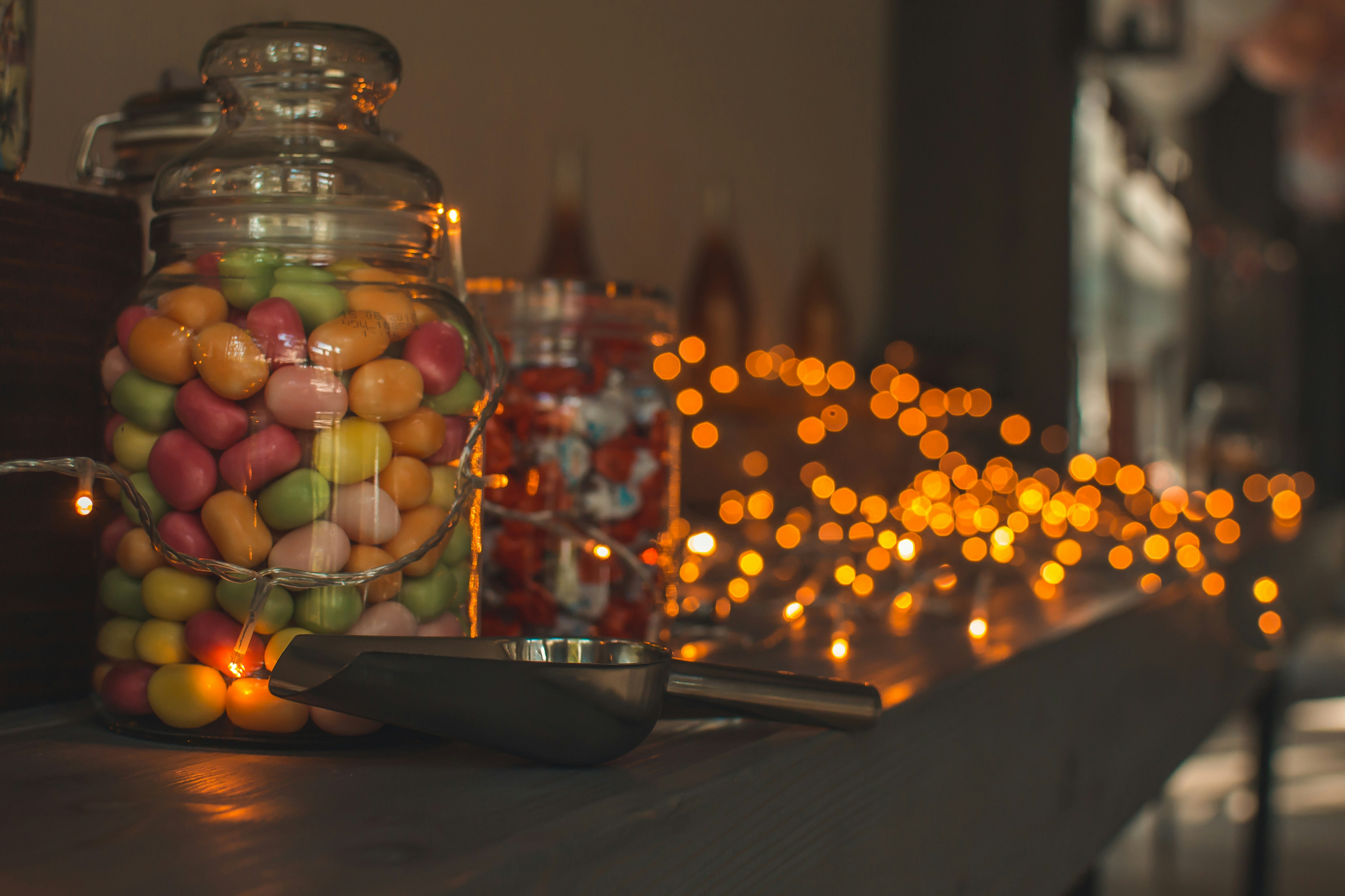 ein Tisch mit einer Flasche Wein und Trauben