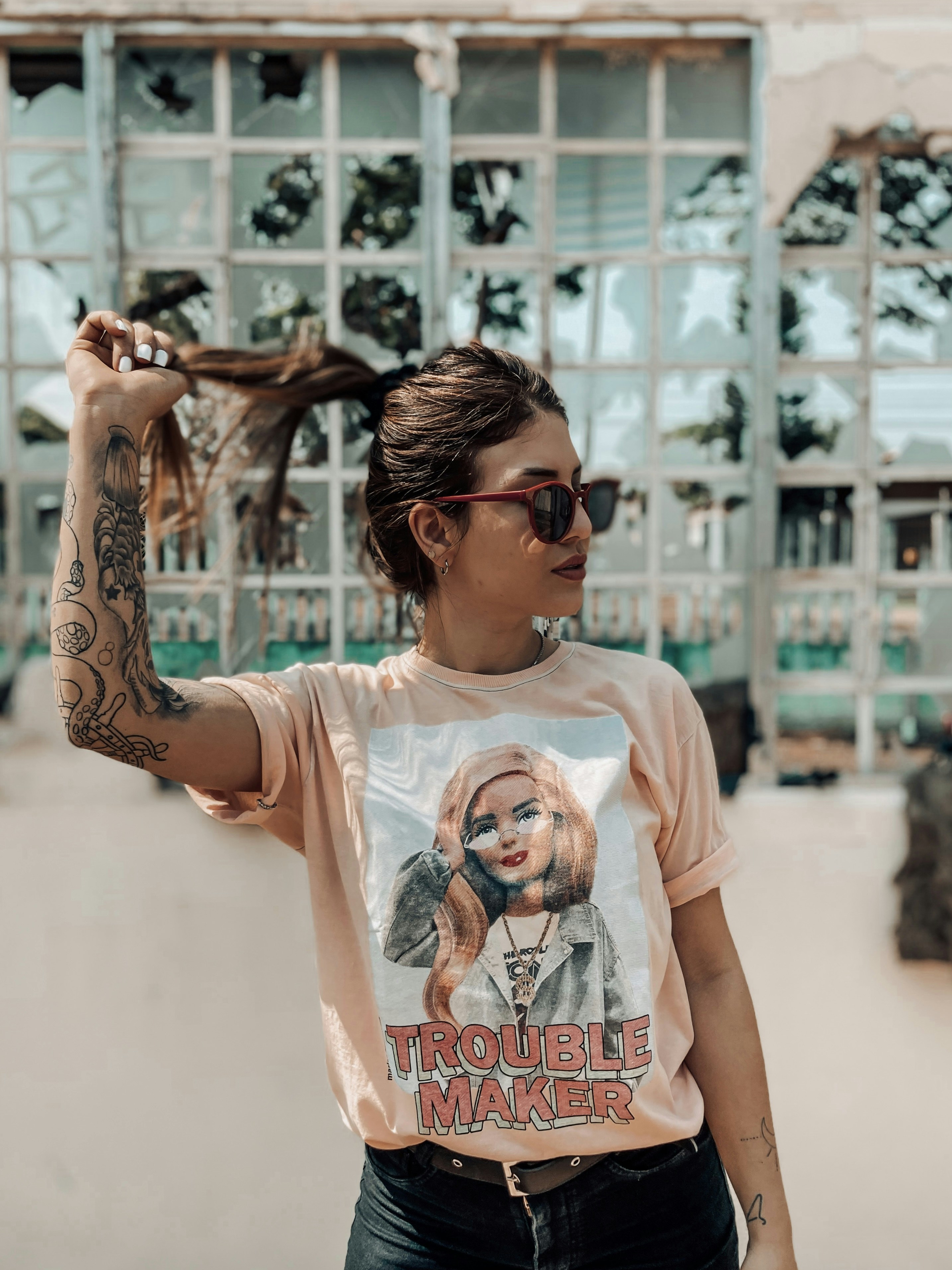 eine Frau, die ein T-Shirt mit dem Bild einer Frau trägt