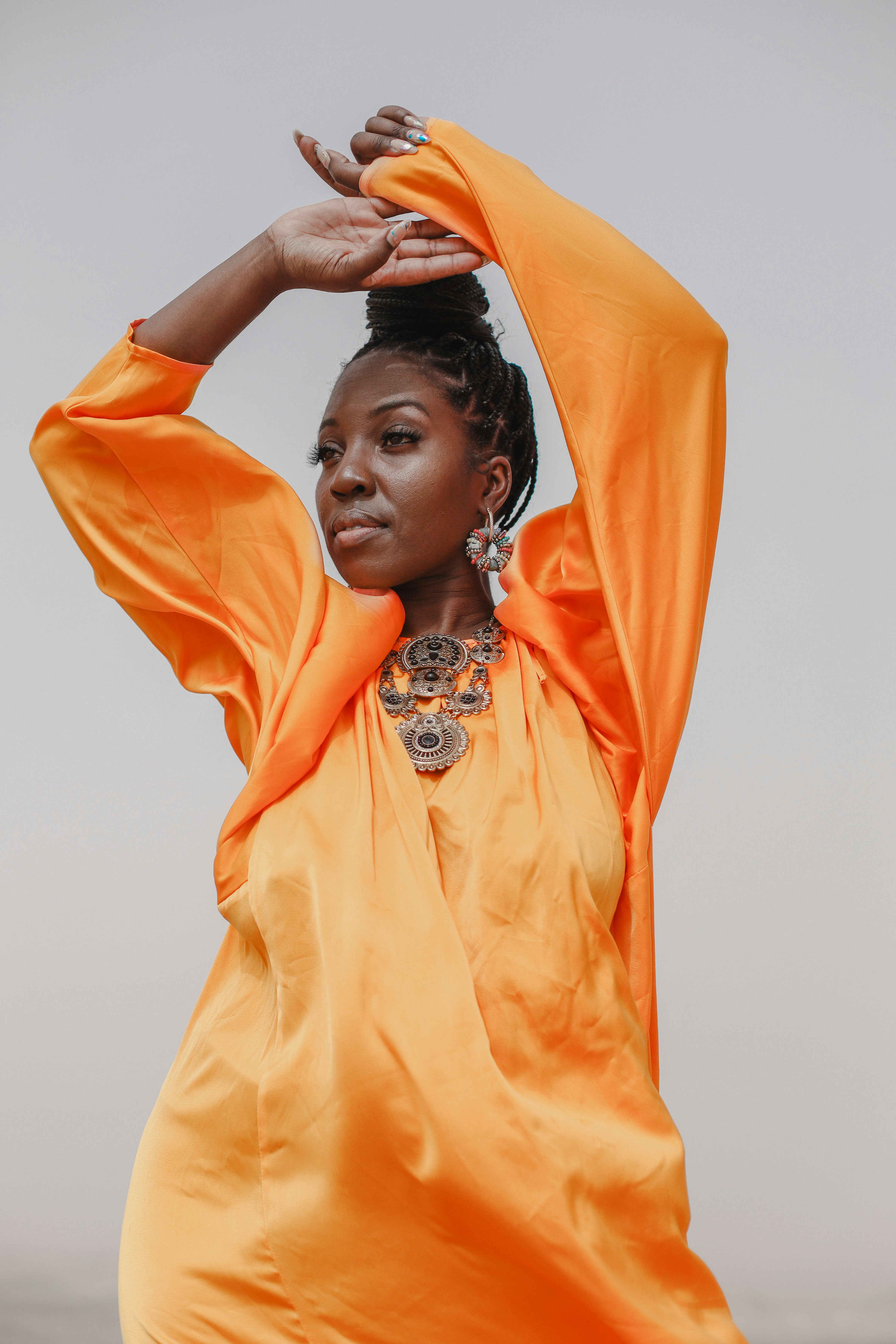 Una persona con una túnica naranja