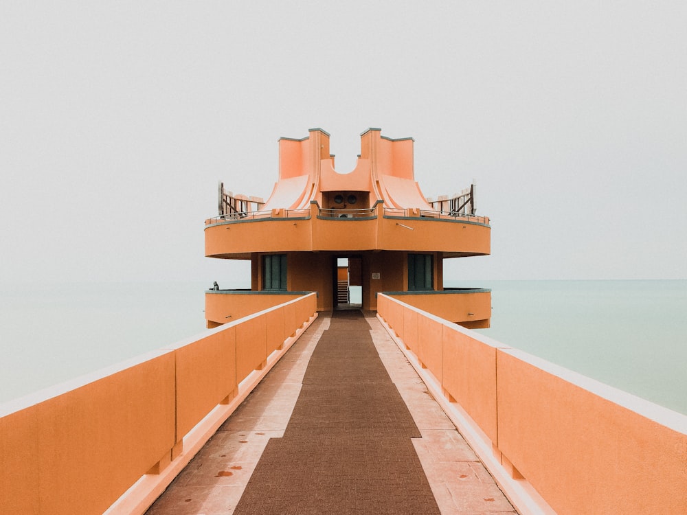 Un bâtiment sur une jetée