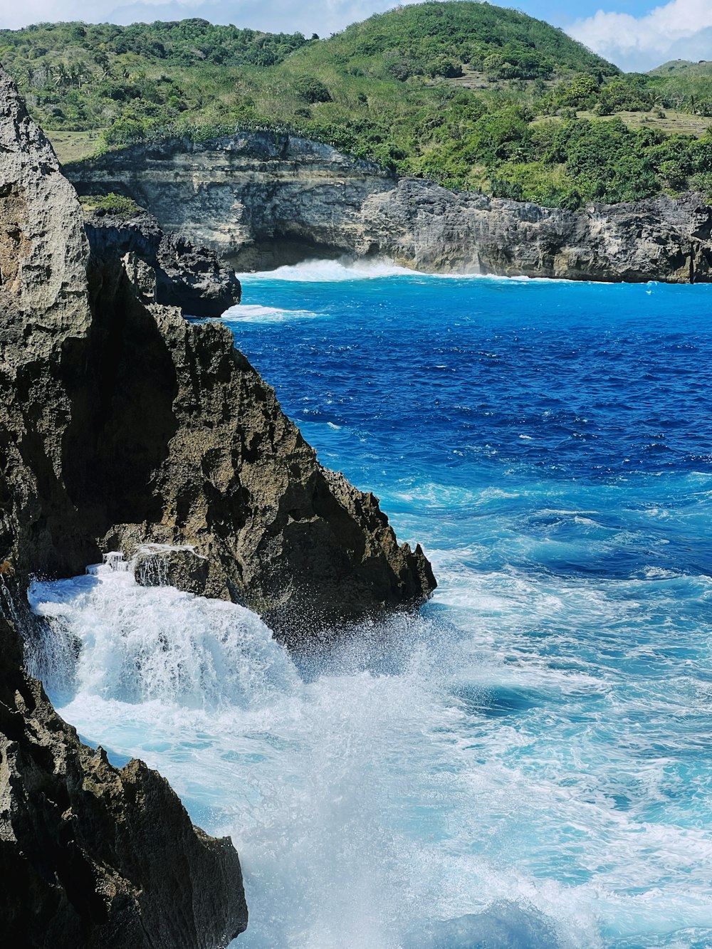 une falaise rocheuse avec un plan d’eau en contrebas