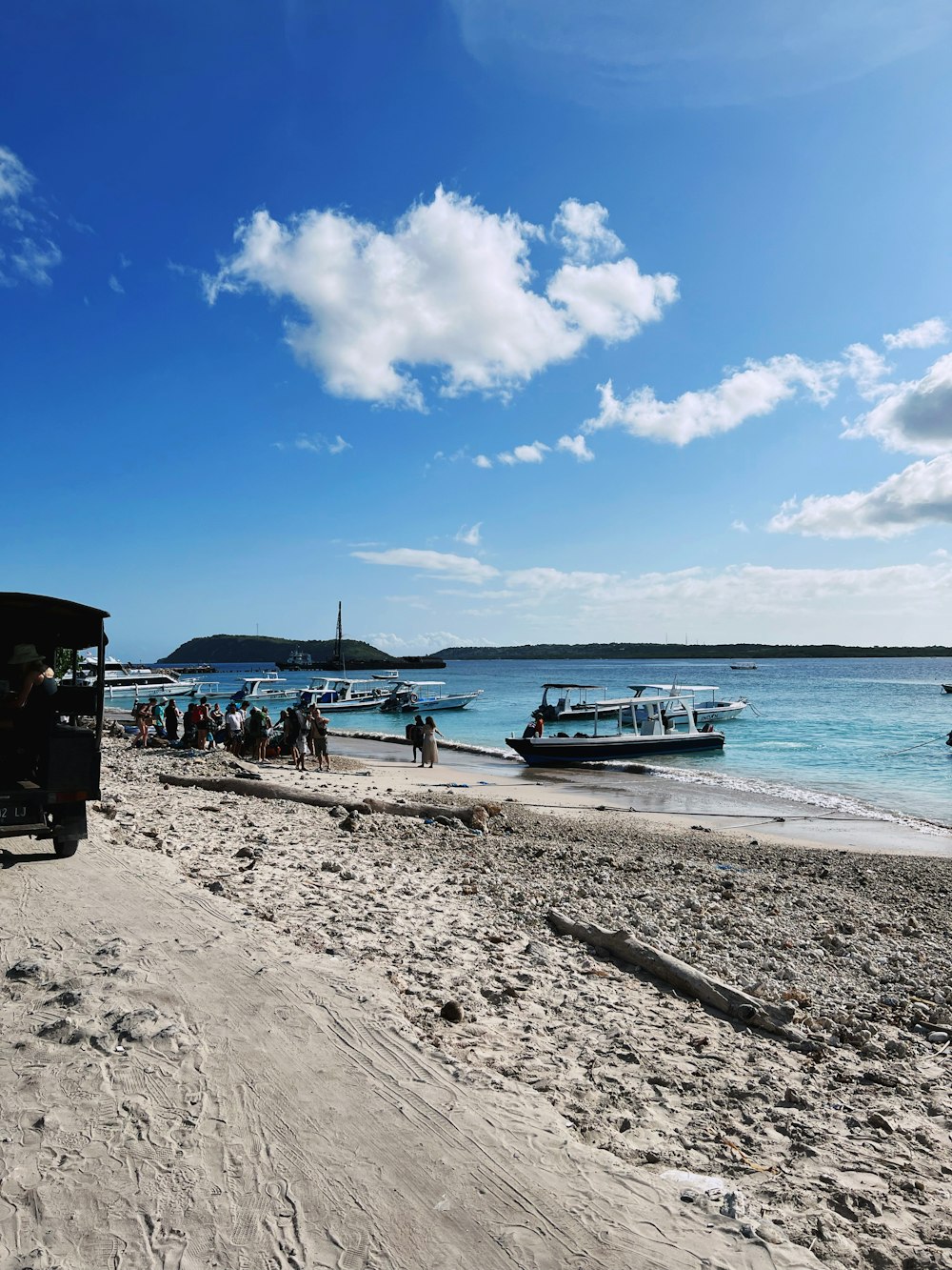 um barco na praia