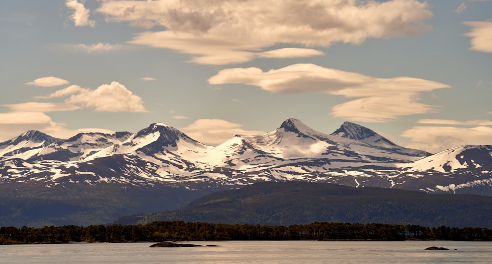 a snowy mountain range