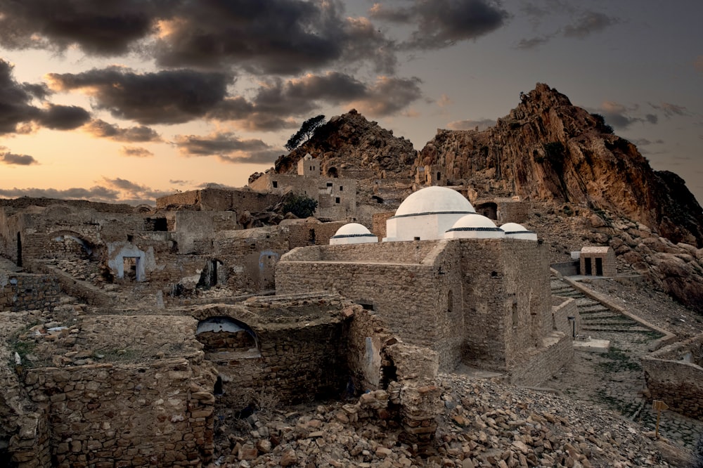 Un edificio in pietra nel mezzo di un deserto