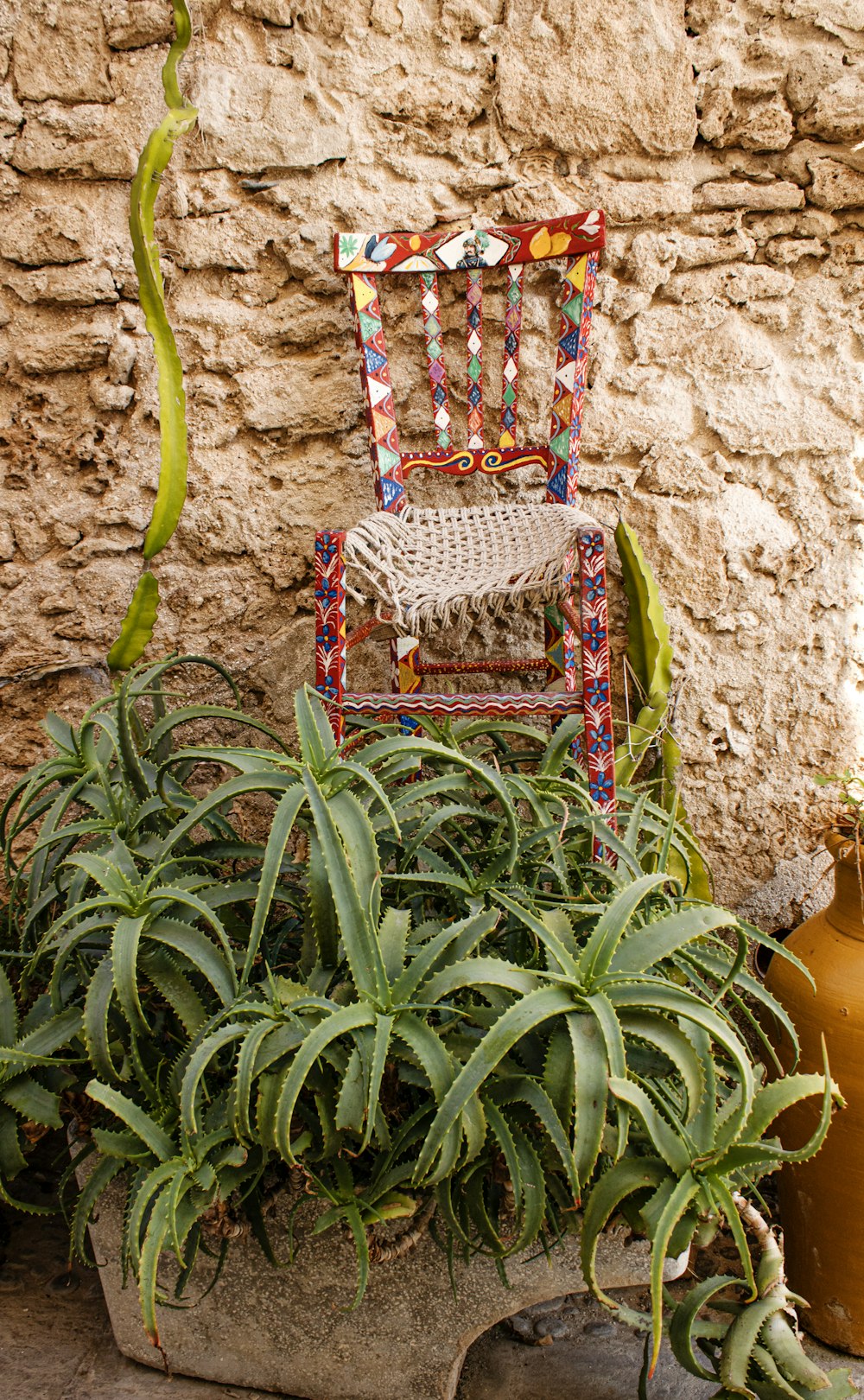 una sedia in un giardino