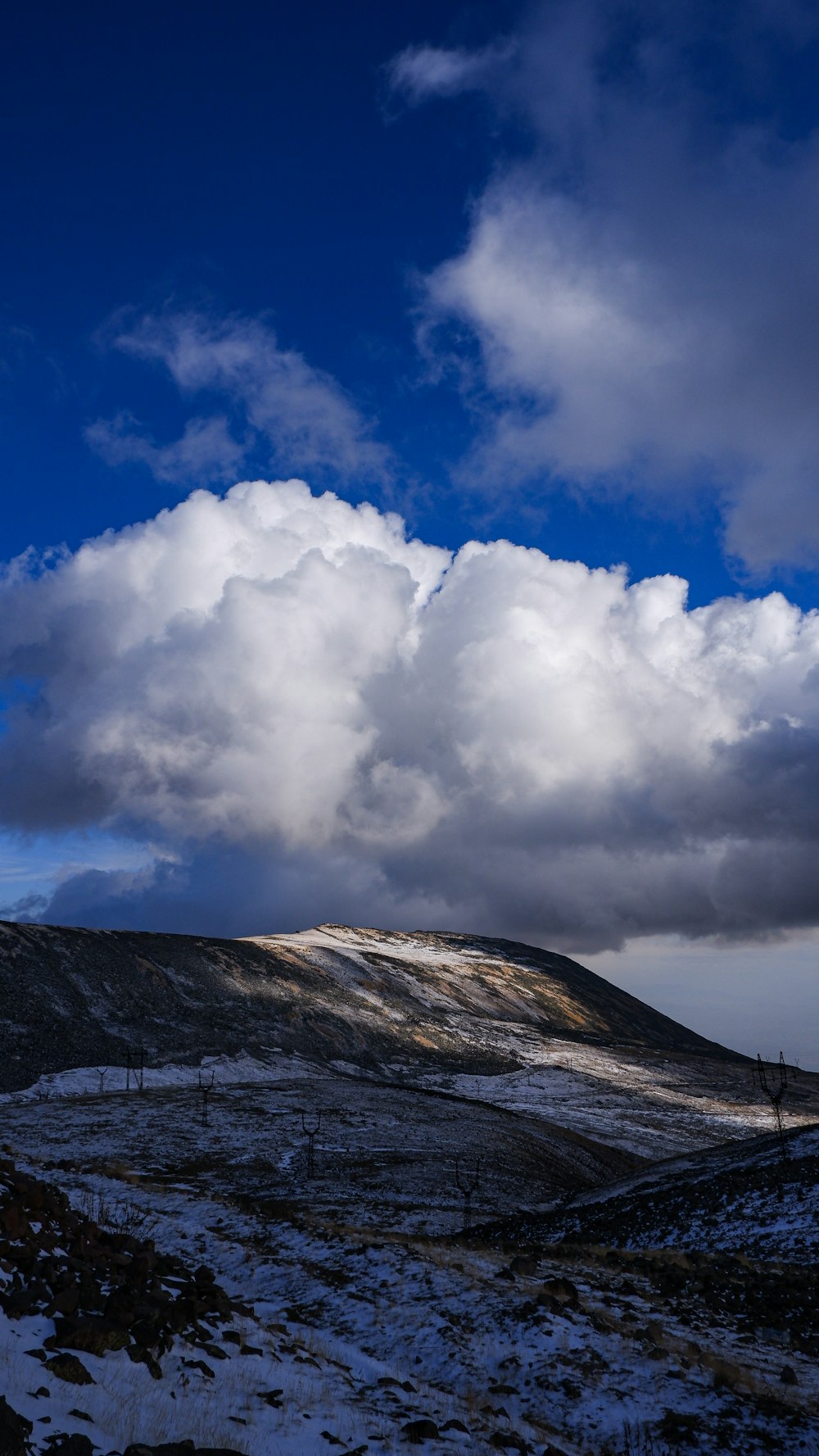 Una montaña nevada con nubes