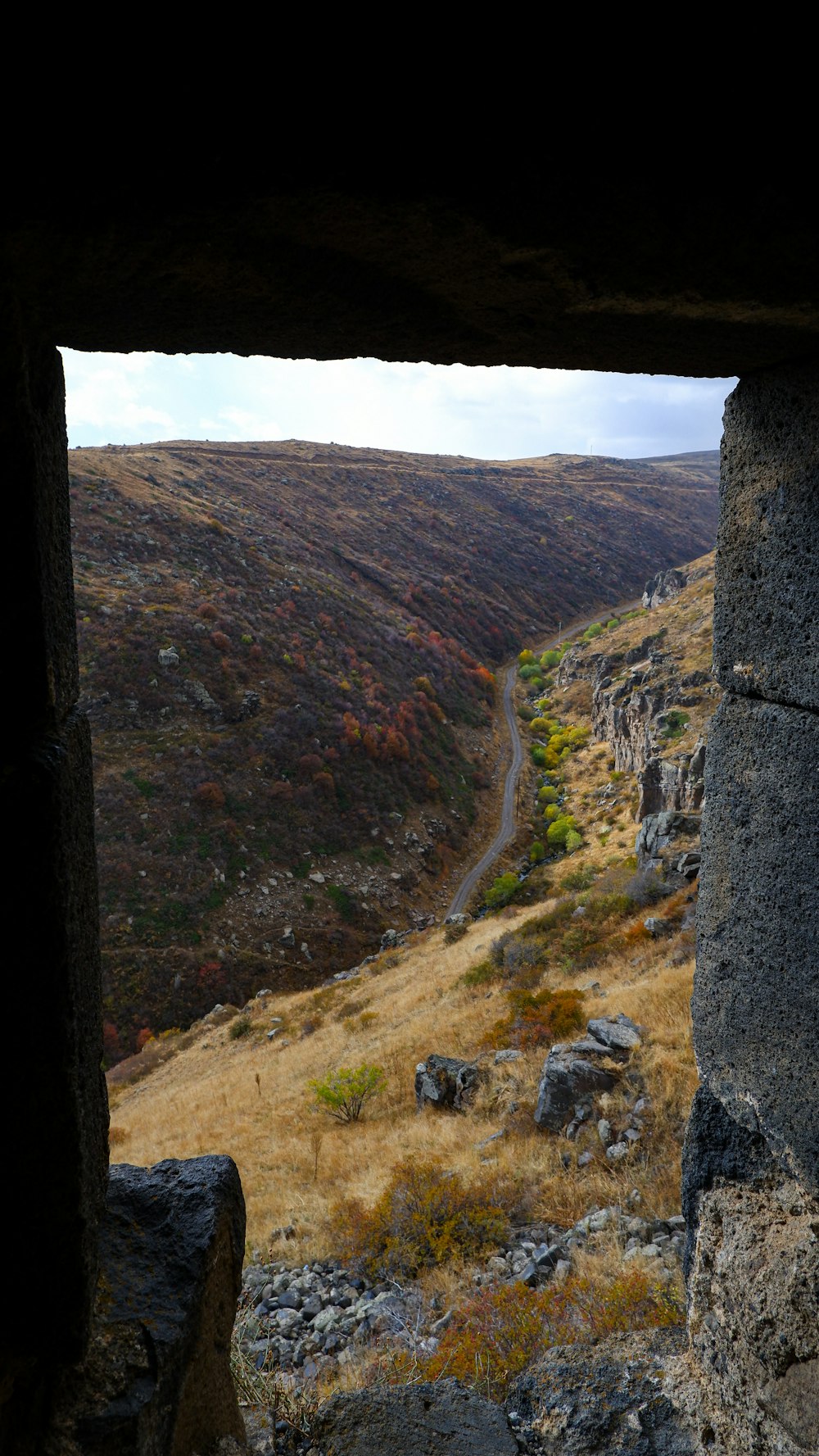 Una vista de un cañón desde una ventana