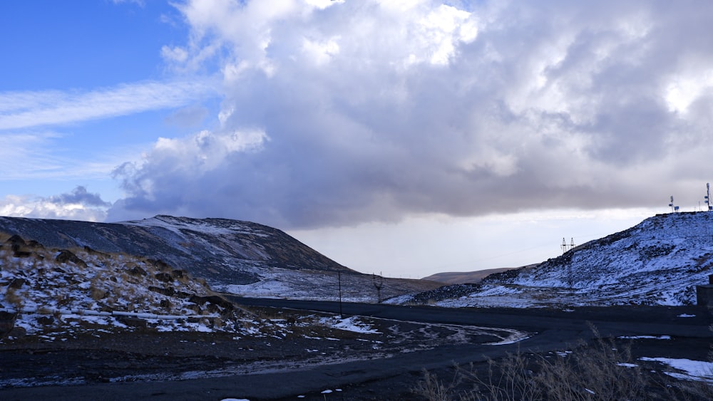 un paesaggio montano innevato