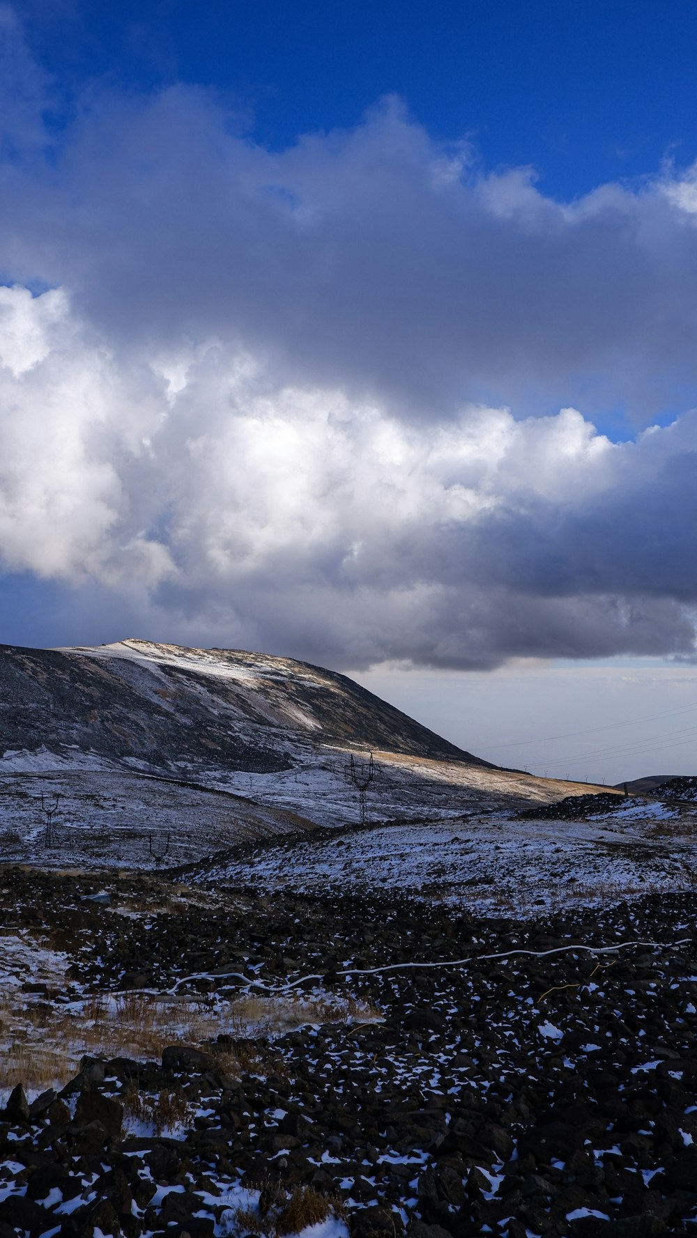 Une montagne enneigée avec des nuages