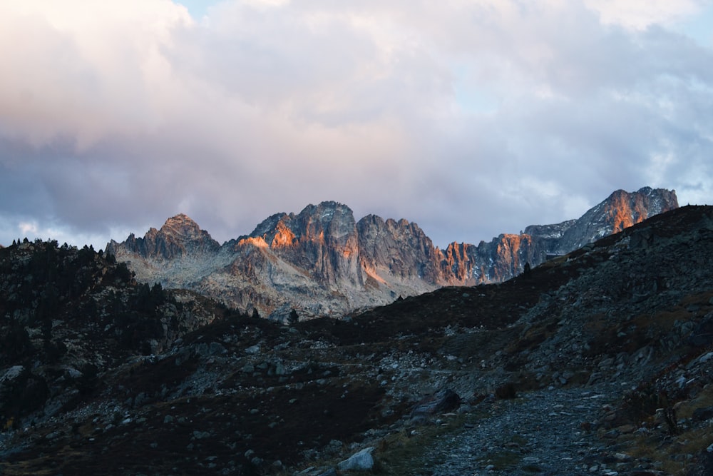 Eine Bergkette mit Schnee