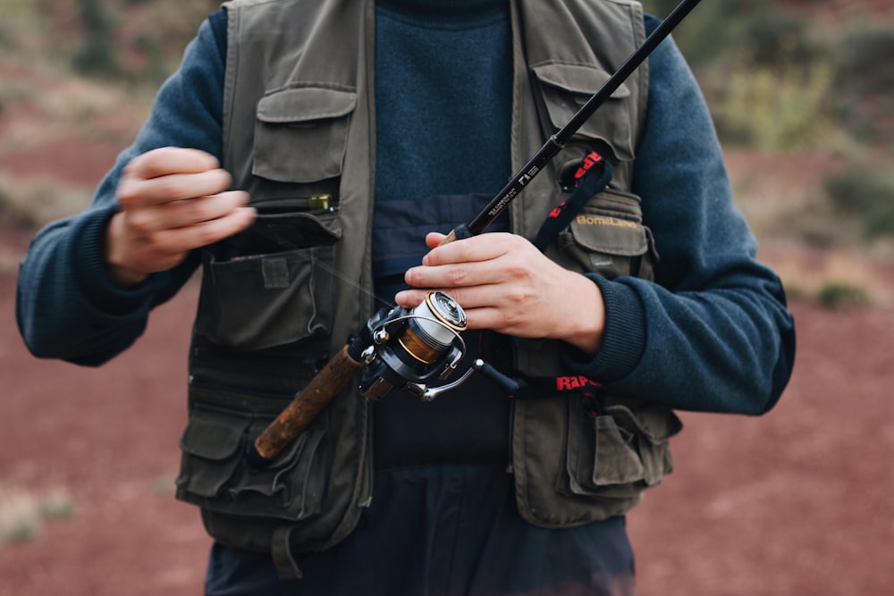 una persona che impugna una pistola