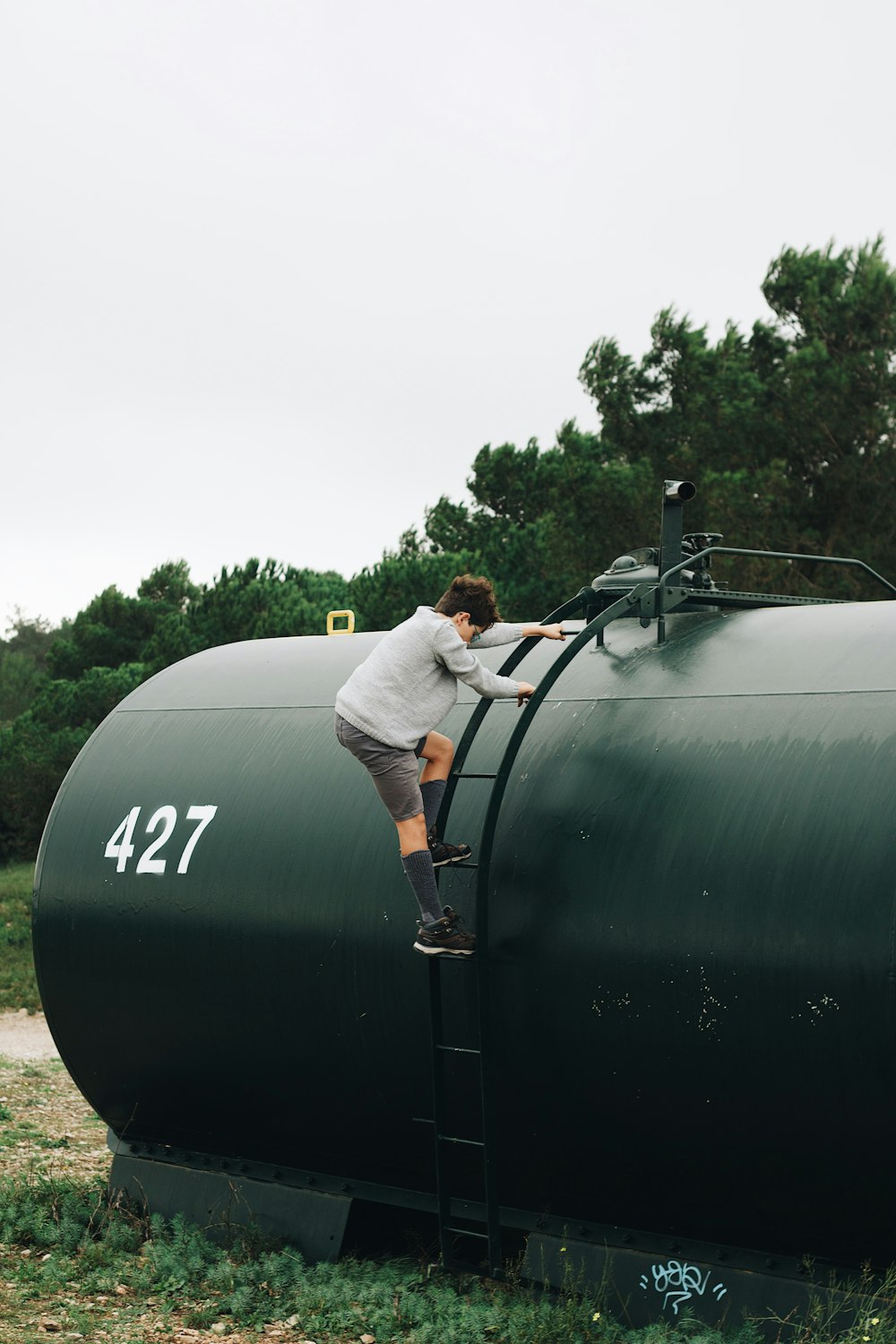 uma pessoa em pé em um tanque