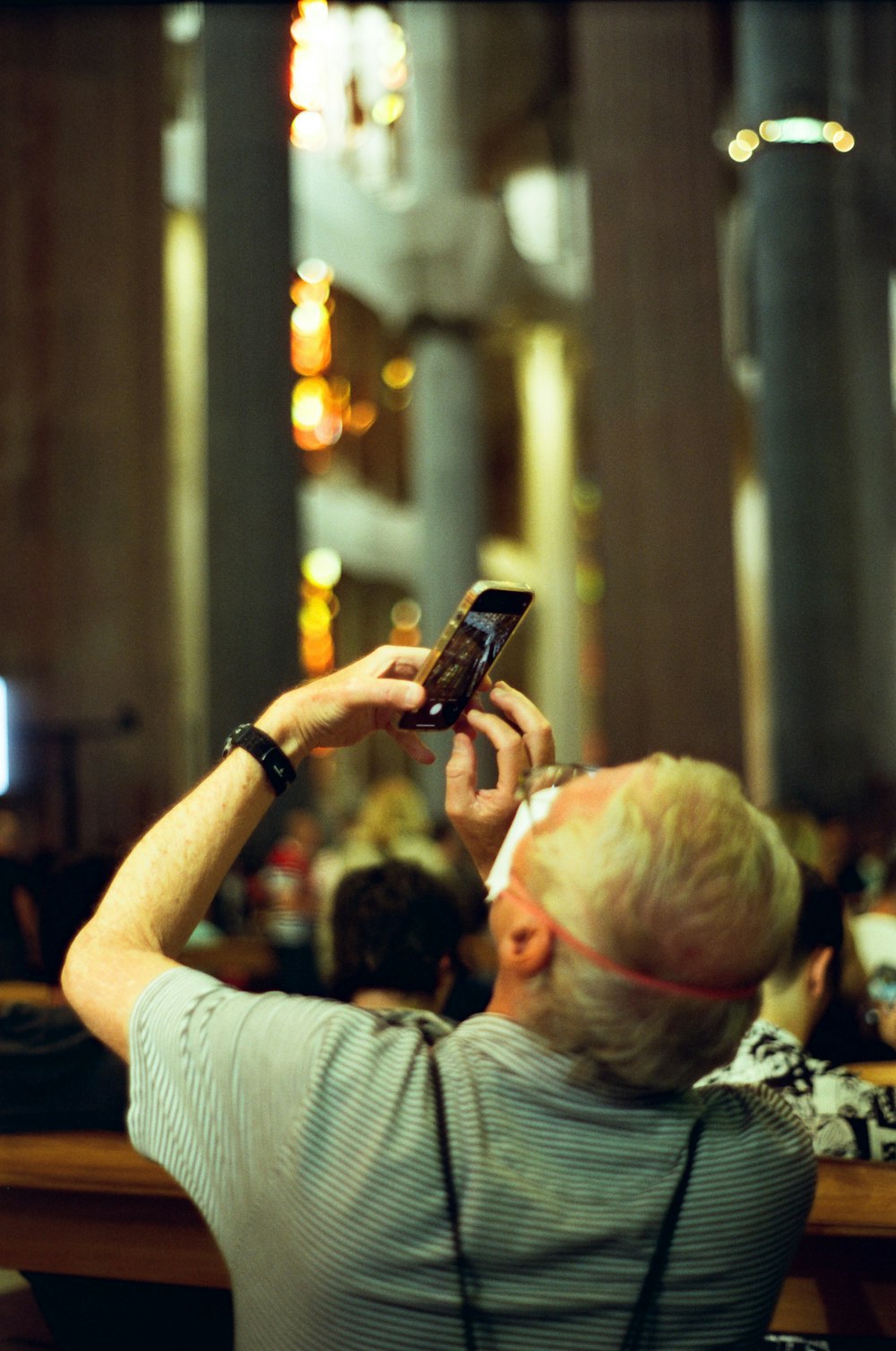 una persona in possesso di un telefono cellulare