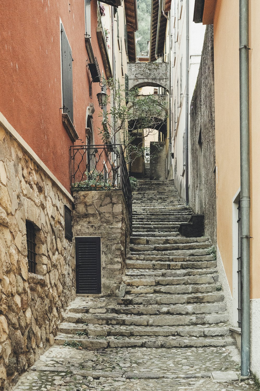 una escalera de piedra entre dos edificios