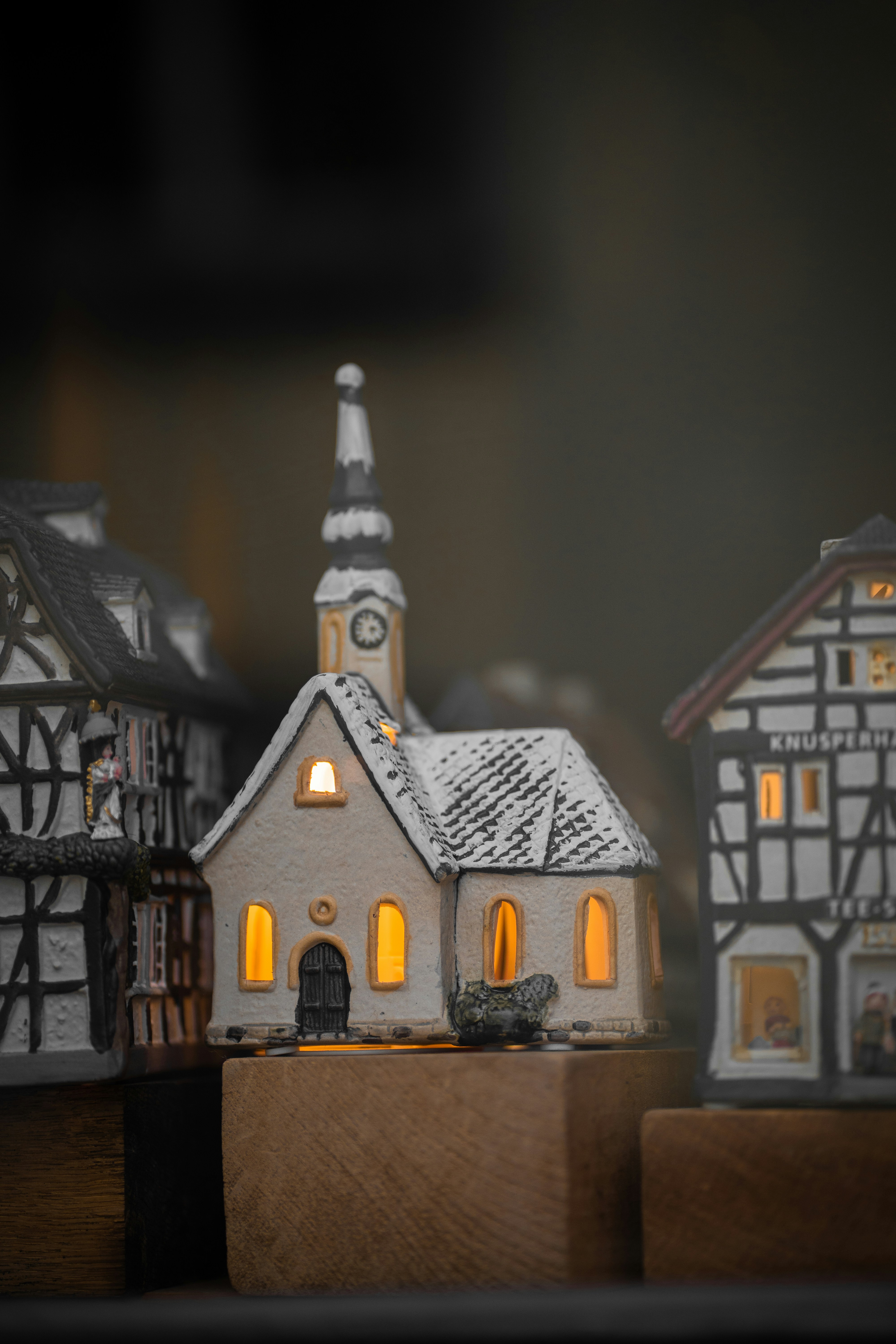 uma torre do relógio em uma cidade